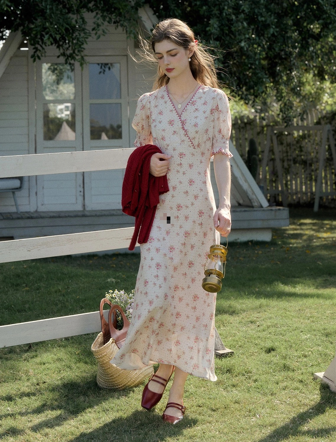 V slunečném období vypadá nesmírně krásně v maxi šatech a květinových šifonových midi šatech - Foto 9. Đẹp xuất sắc khi nàng diện váy maxi, váy midi voan hoa mùa nắng- Ảnh 9.