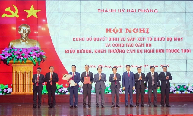 Hải Phòng bổ nhiệm 6 giám đốc sở sau sáp nhập
- Ảnh 1.