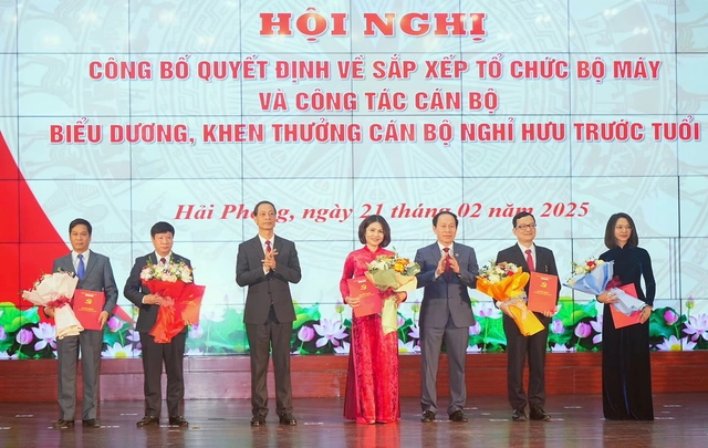 Hải Phòng bổ nhiệm 6 giám đốc sở sau sáp nhập
- Ảnh 2.