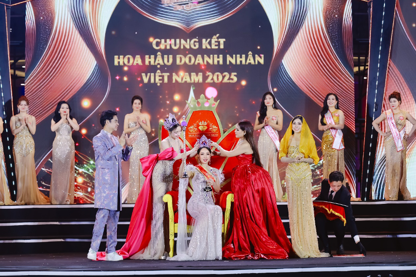 Vrouwelijke directeur van de verzekeringssector in Hanoi gekroond tot Miss Vietnam Entrepreneur 2025 - Foto 1. Nữ giám đốc ngành bảo hiểm Hà Nội đăng quang Hoa hậu Doanh nhân Việt Nam 2025- Ảnh 1.