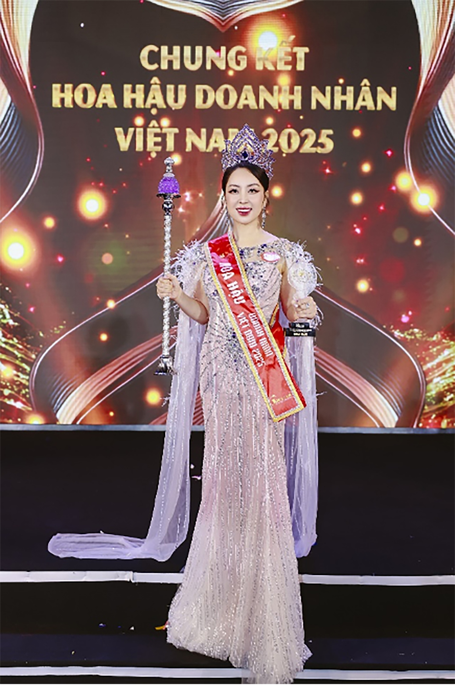 Vrouwelijke directeur van de verzekeringssector in Hanoi gekroond tot Miss Vietnam Entrepreneur 2025 - Foto 2. Nữ giám đốc ngành bảo hiểm Hà Nội đăng quang Hoa hậu Doanh nhân Việt Nam 2025- Ảnh 2.