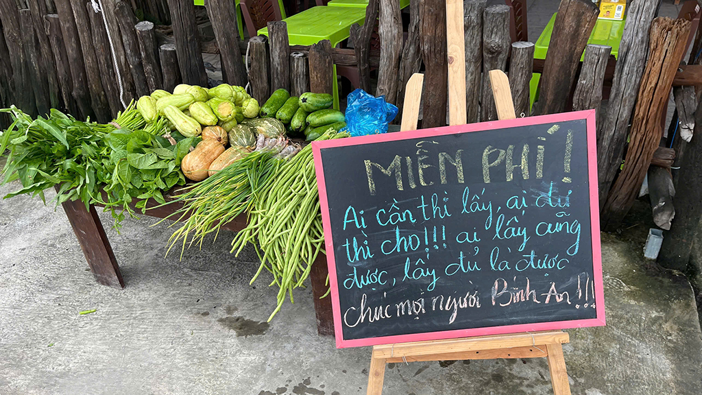 Quầy rau 0 đồng san sẻ yêu thương với bà con nghèo