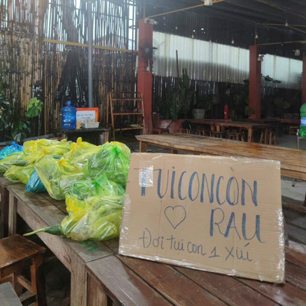 Quầy rau 0 đồng san sẻ yêu thương với bà con nghèo