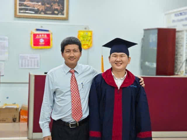 4 năm học trong b&oacute;ng tối, ch&agrave;ng trai n&agrave;y vẫn tốt nghiệp ng&agrave;nh quản trị kinh doanh - Ảnh 1.