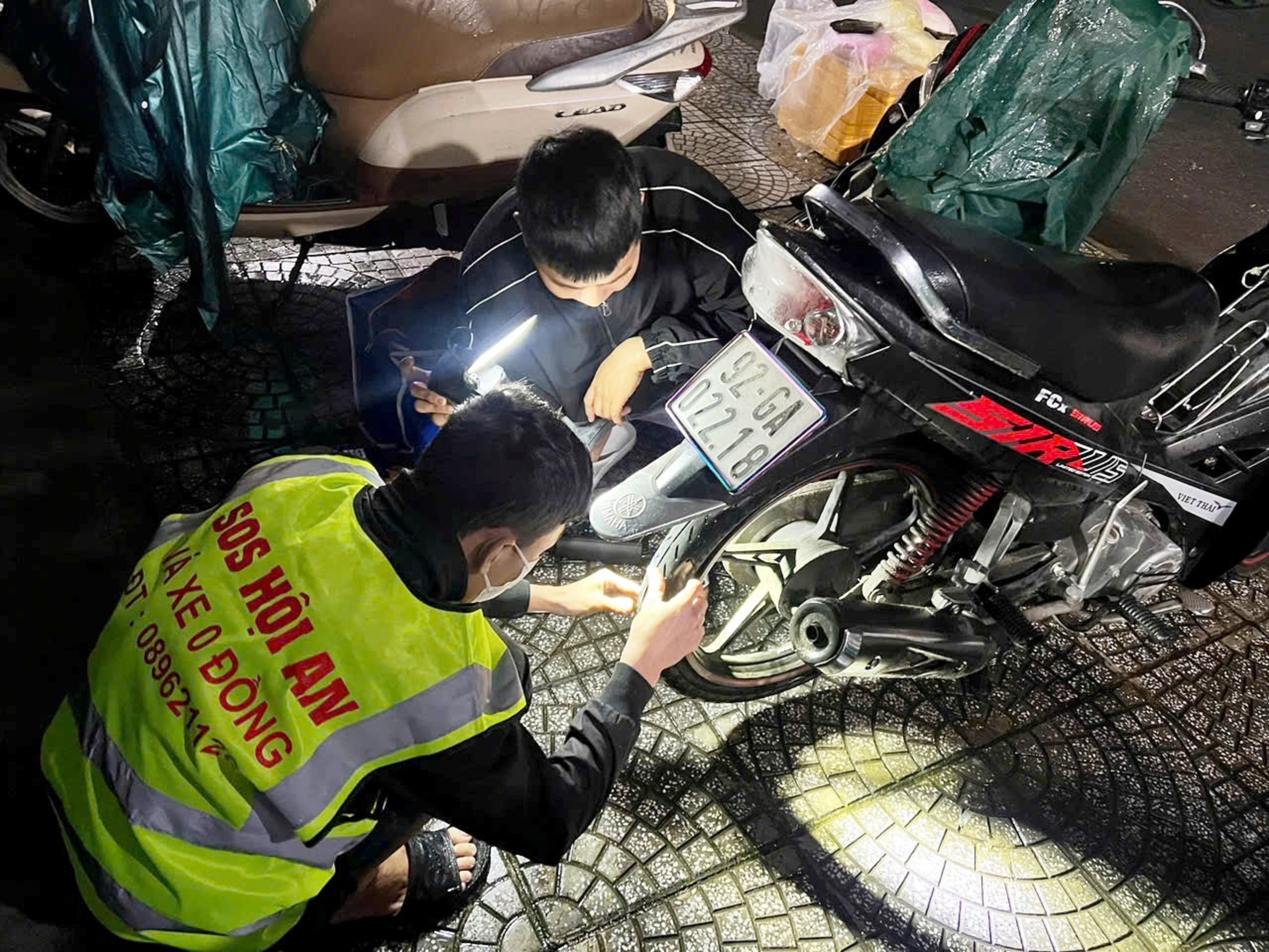 Những 'biệt đội 5 không' trắng đêm đi cứu hộ - Ảnh 1. Những 'biệt đội 5 không' trắng đêm đi cứu hộ - Ảnh 1.