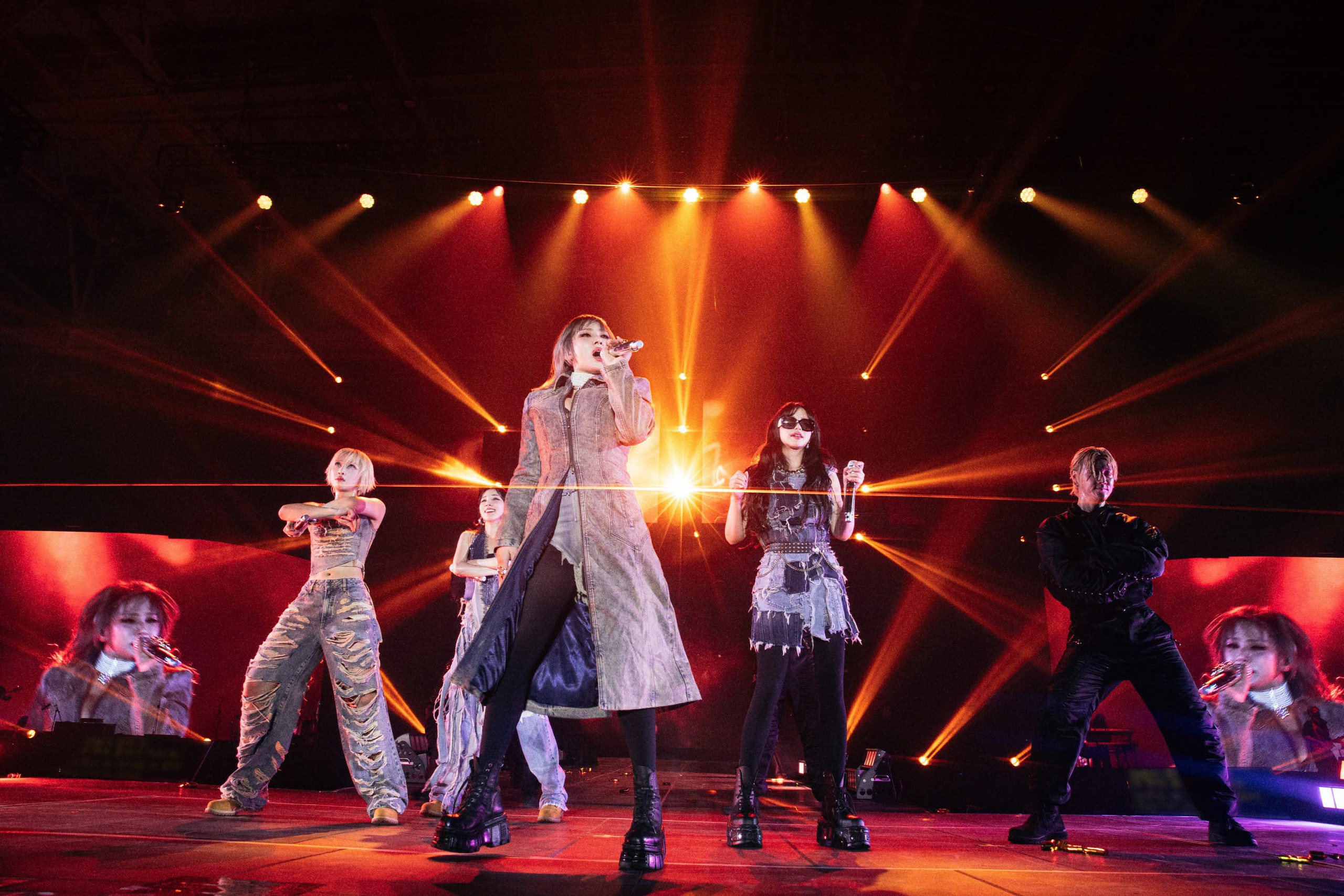 Show diễn của sao quốc tế thành bại khó lường- Ảnh 1. Show diễn của sao quốc tế thành bại khó lường- Ảnh 1.