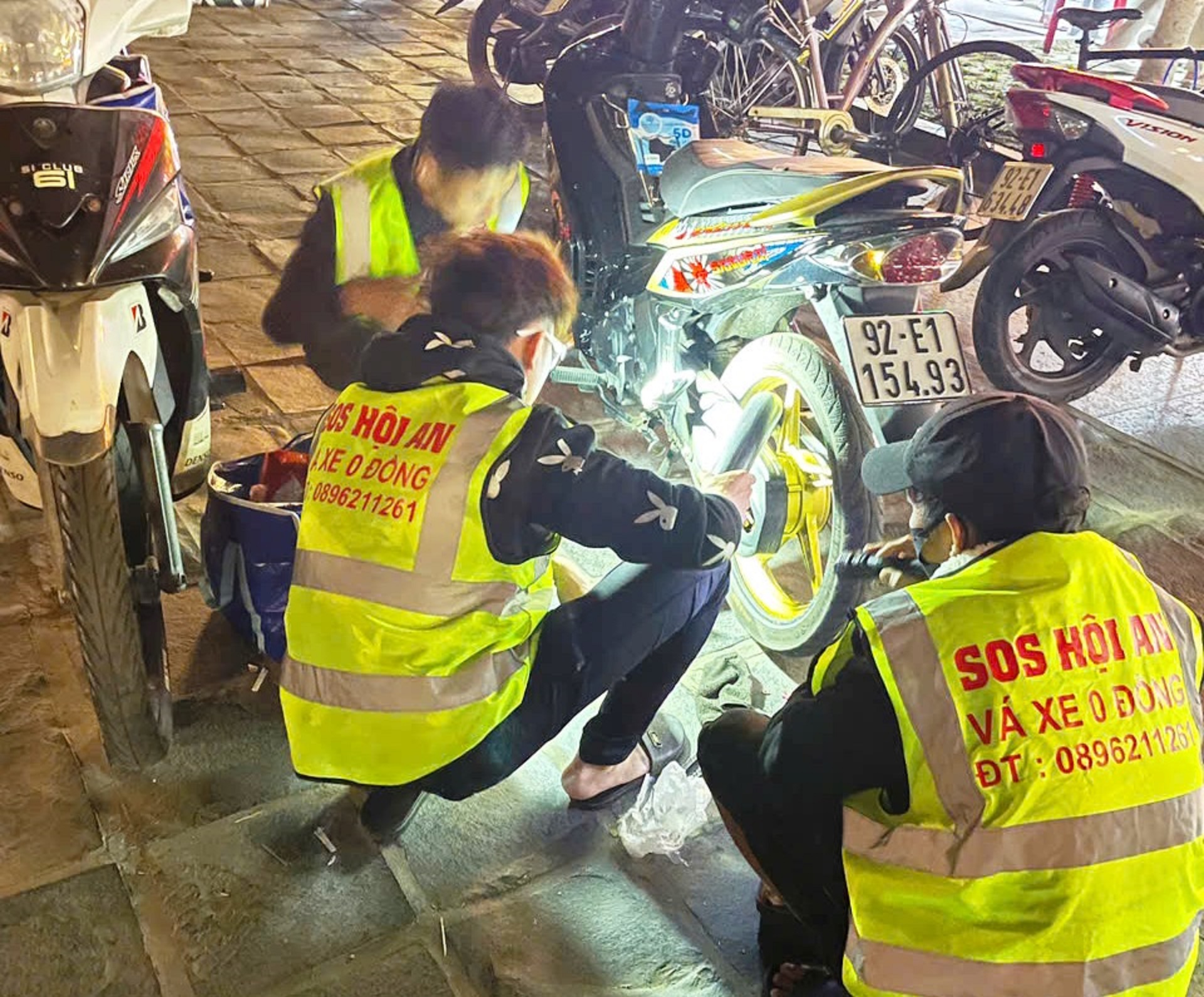Những 'biệt đội 5 không' trắng đêm đi cứu hộ - Ảnh 2. Những 'biệt đội 5 không' trắng đêm đi cứu hộ - Ảnh 2.