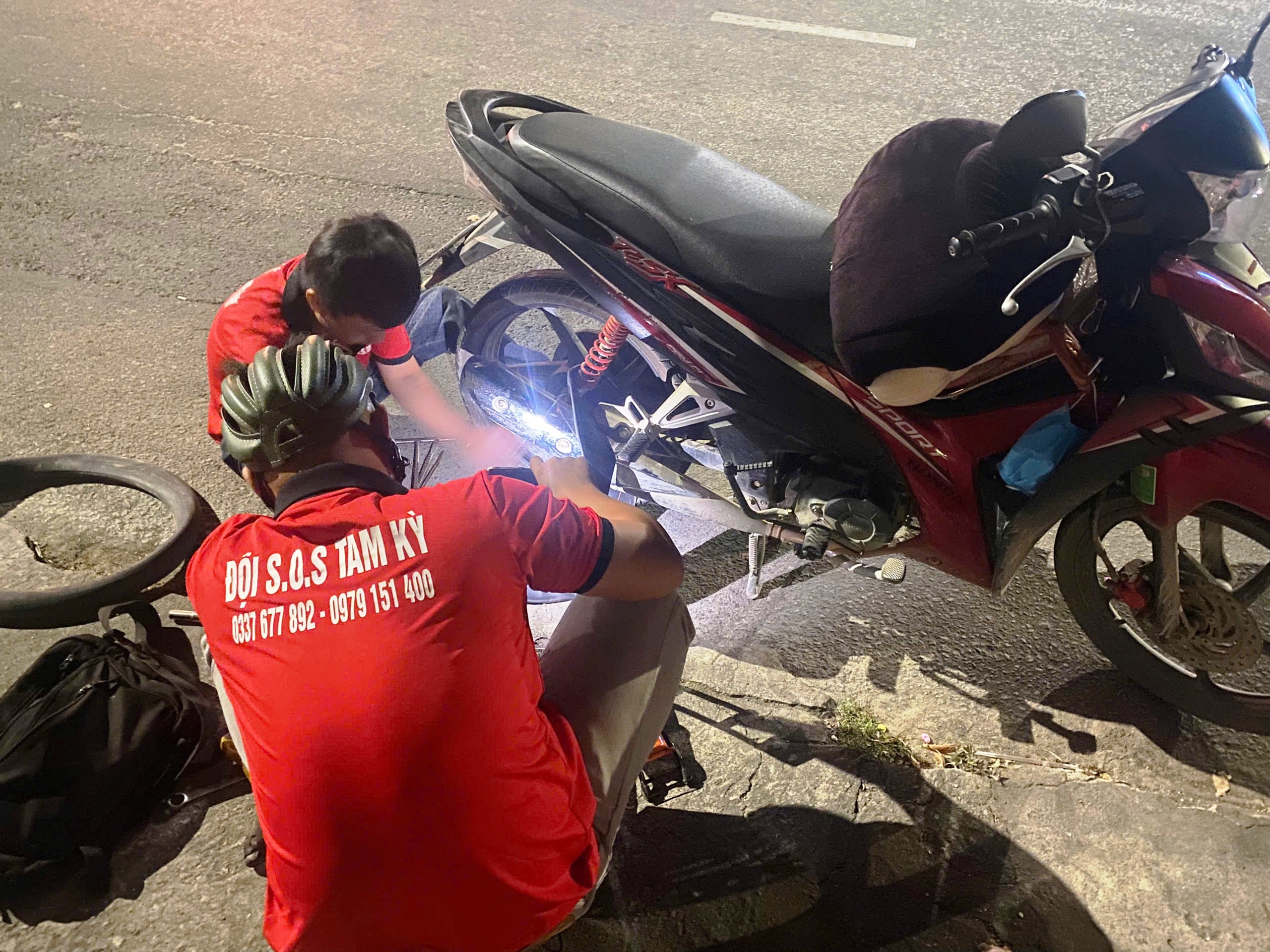Những 'biệt đội 5 không' trắng đêm đi cứu hộ - Ảnh 4. Những 'biệt đội 5 không' trắng đêm đi cứu hộ - Ảnh 4.