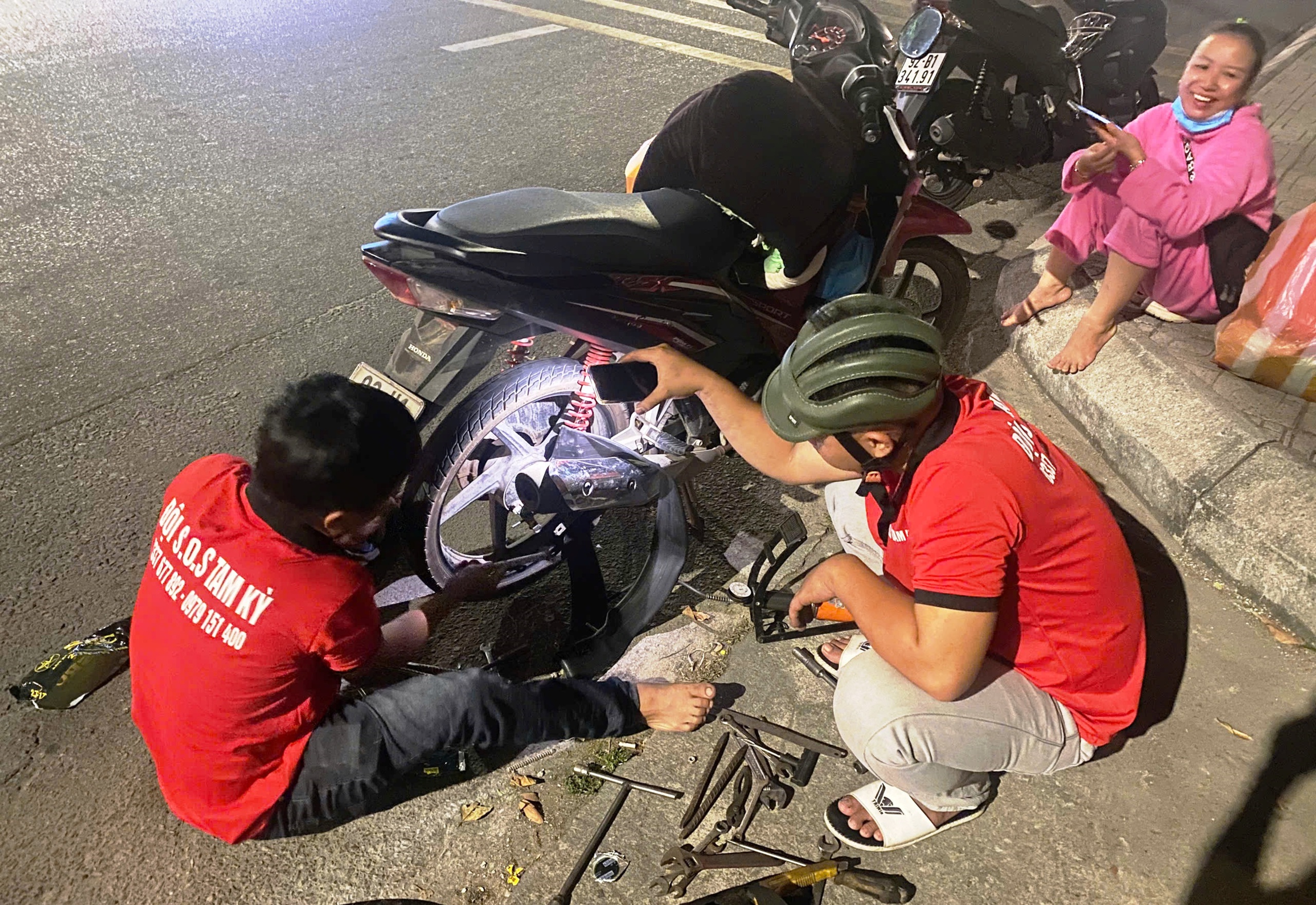 Những 'biệt đội 5 không' trắng đêm đi cứu hộ - Ảnh 5. Những 'biệt đội 5 không' trắng đêm đi cứu hộ - Ảnh 5.