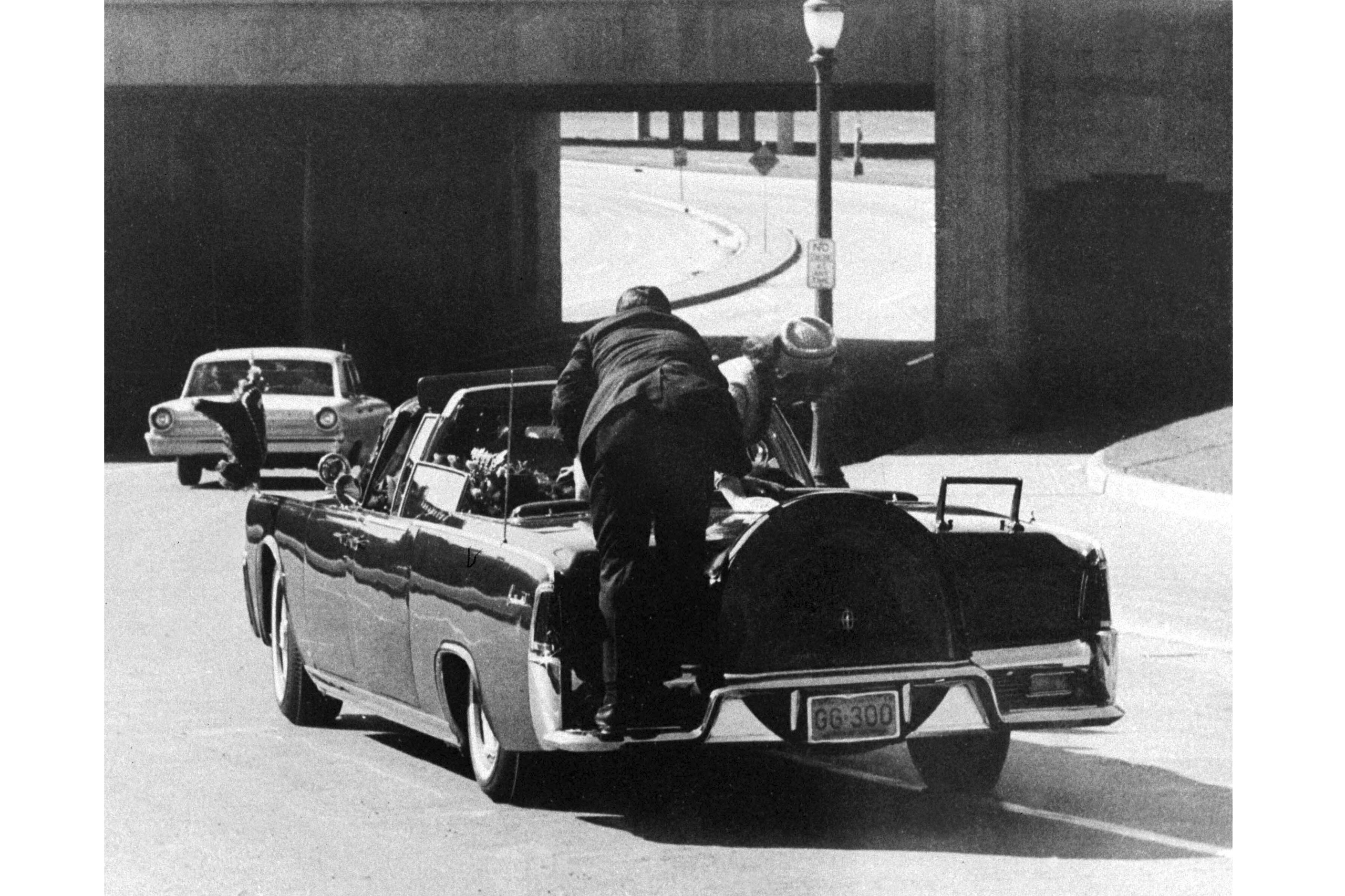 Nhân viên Mật vụ che chắn cho John F . Kennedy qua đời ở tuổi 93 - Ảnh 1. Nhân viên Mật vụ che chắn cho John F . Kennedy qua đời ở tuổi 93 - Ảnh 1.