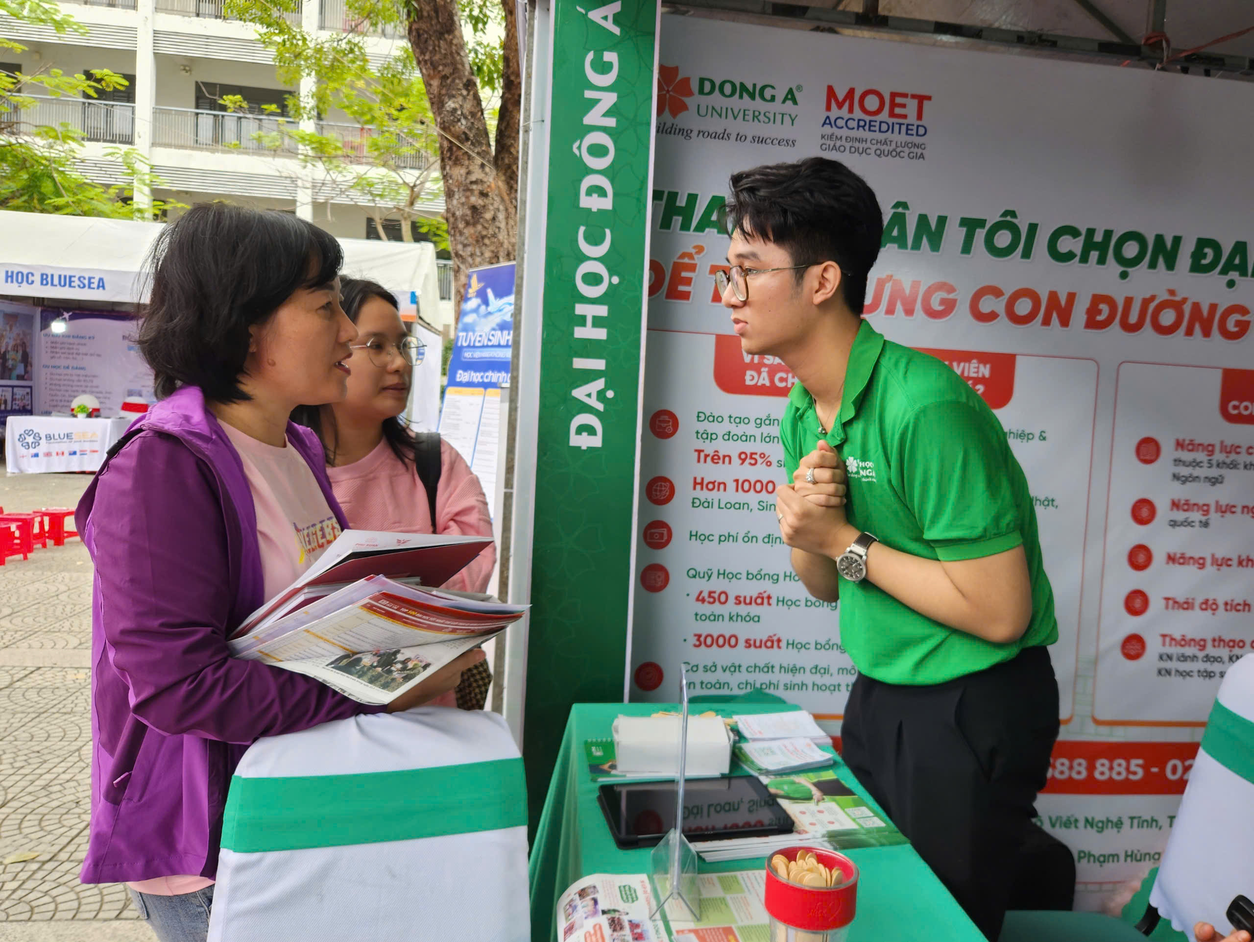 Mẹ dắt con gái ‘gõ cửa’ gian hàng Tư vấn mùa thi - Ảnh 1.