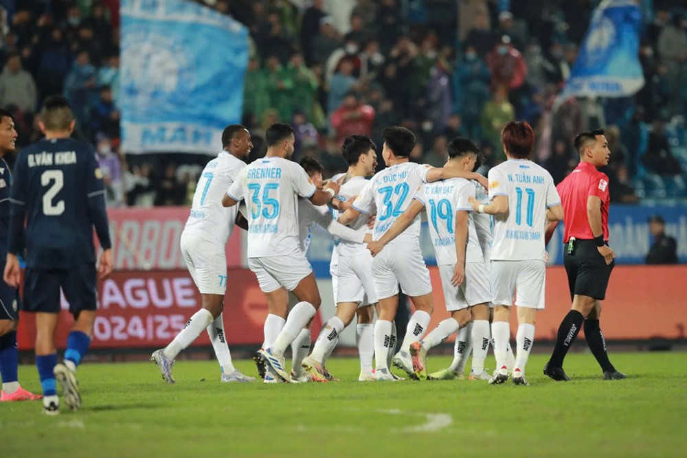 Tuấn Anh rực sáng, CLB Nam Định thắng đậm Bình Định: Cuộc đua vô địch V-League gay cấn- Ảnh 3. Tuấn Anh rực sáng, CLB Nam Định thắng đậm Bình Định: Cuộc đua vô địch V-League gay cấn- Ảnh 3.