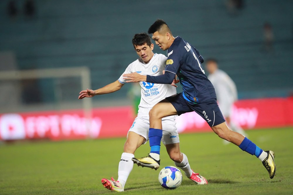 Tuấn Anh rực sáng, CLB Nam Định thắng đậm Bình Định: Cuộc đua vô địch V-League gay cấn- Ảnh 2. Tuấn Anh rực sáng, CLB Nam Định thắng đậm Bình Định: Cuộc đua vô địch V-League gay cấn- Ảnh 2.