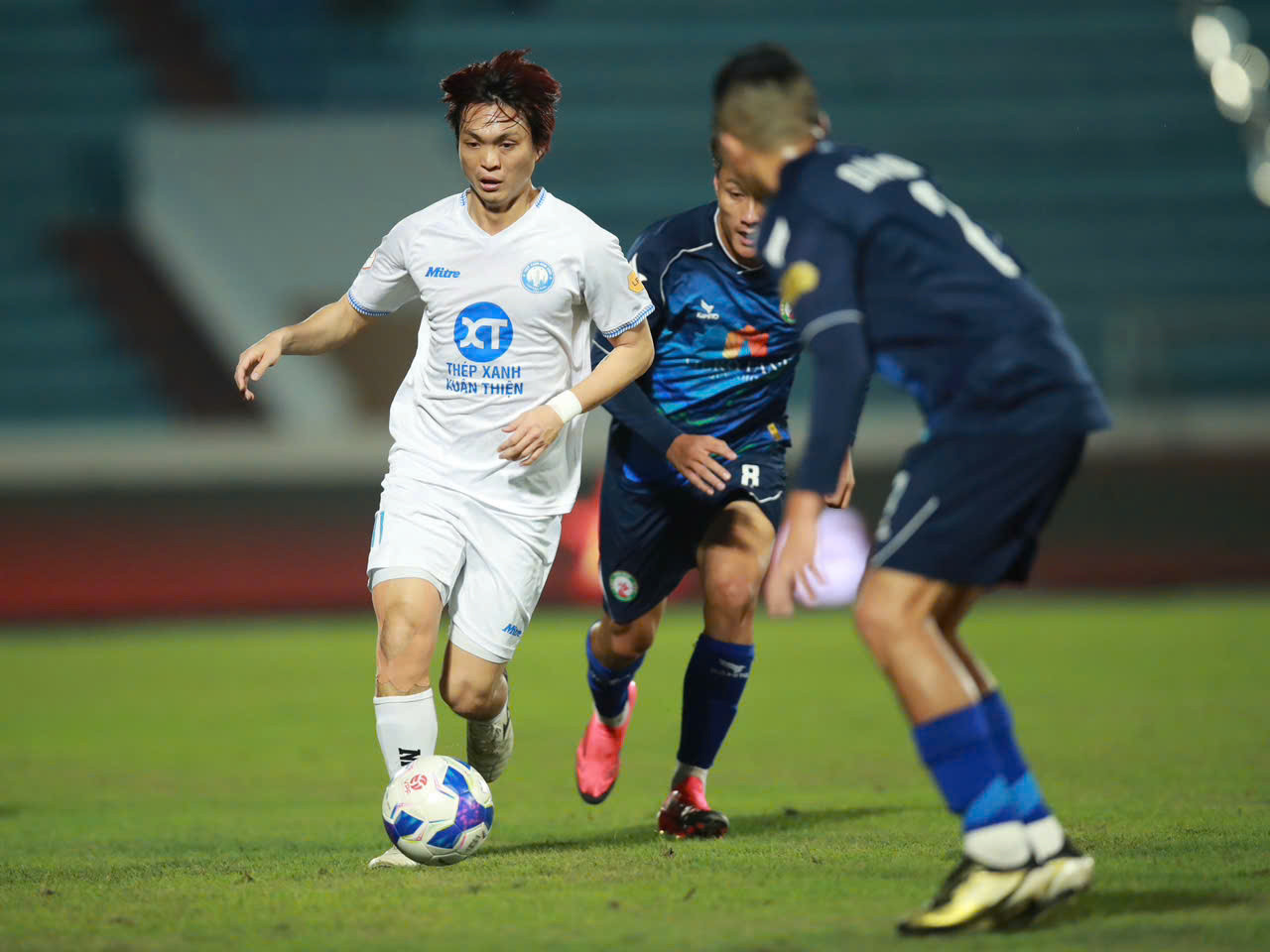 Tuấn Anh rực sáng, CLB Nam Định thắng đậm Bình Định: Cuộc đua vô địch V-League gay cấn- Ảnh 1. Tuấn Anh rực sáng, CLB Nam Định thắng đậm Bình Định: Cuộc đua vô địch V-League gay cấn- Ảnh 1.