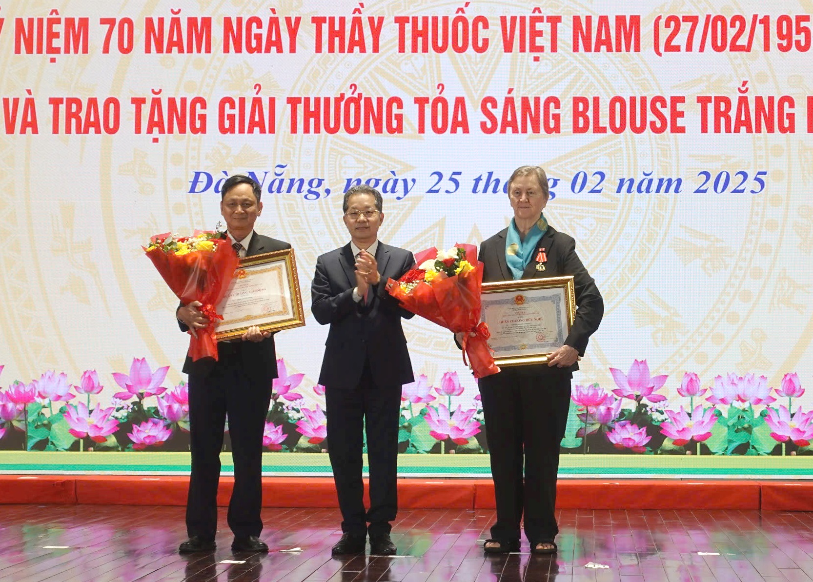 Tặng Huân chương Hữu nghị cho tình nguyện viên Mỹ ở lại Đà Nẵng giúp người bệnh- Ảnh 1.