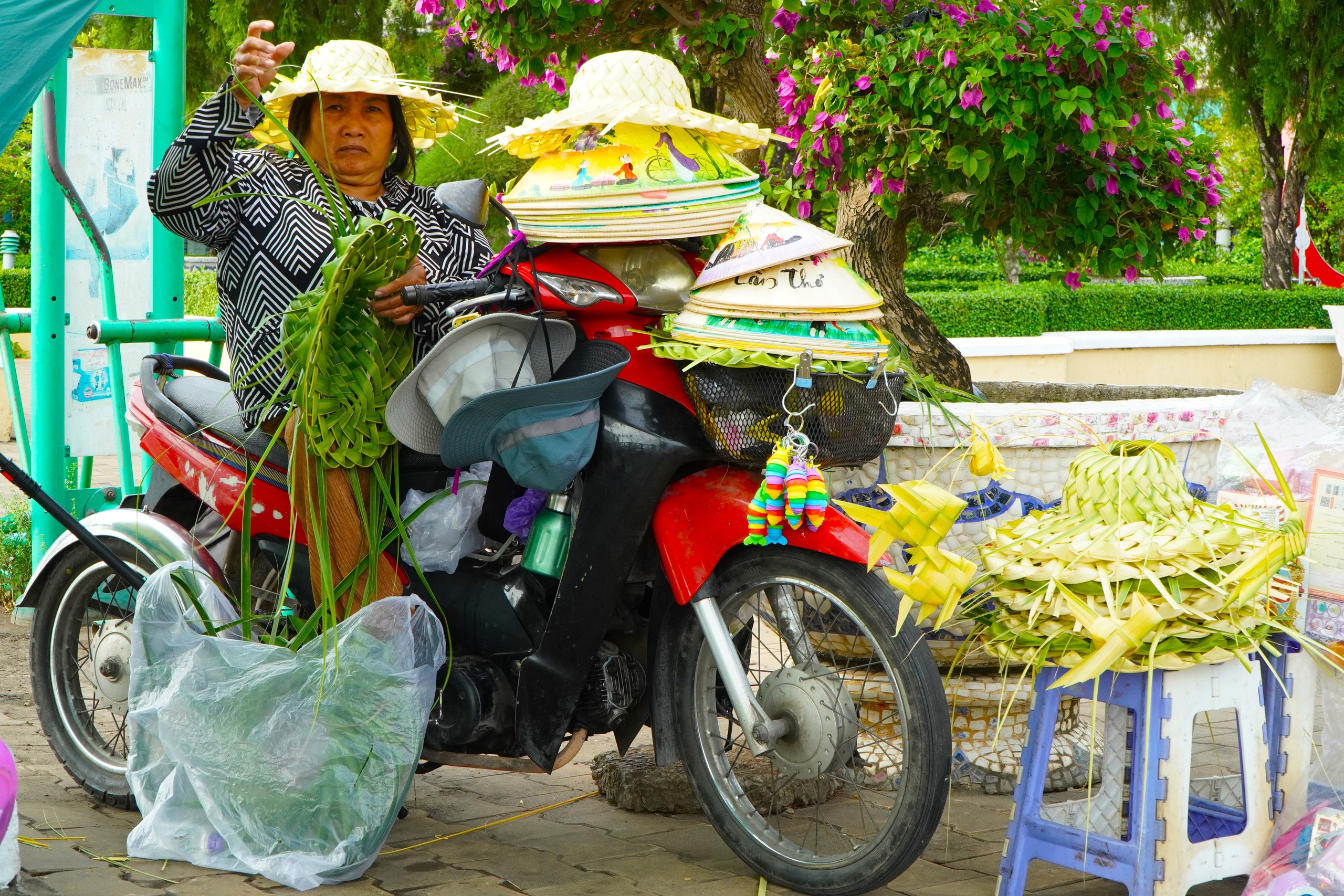 Người phụ nữ khuyết tật gây ‘thương nhớ’ qua những sản phẩm từ lá dừa - Ảnh 1.