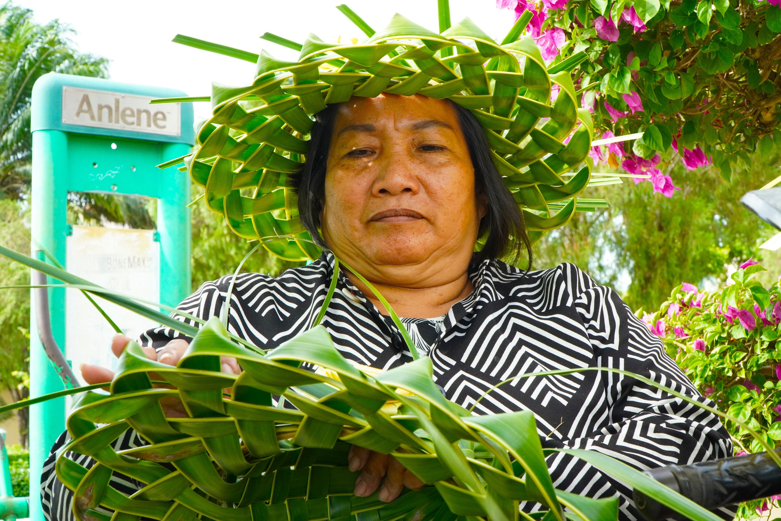 Người phụ nữ khuyết tật gây ‘thương nhớ’ qua những sản phẩm từ lá dừa - Ảnh 2.