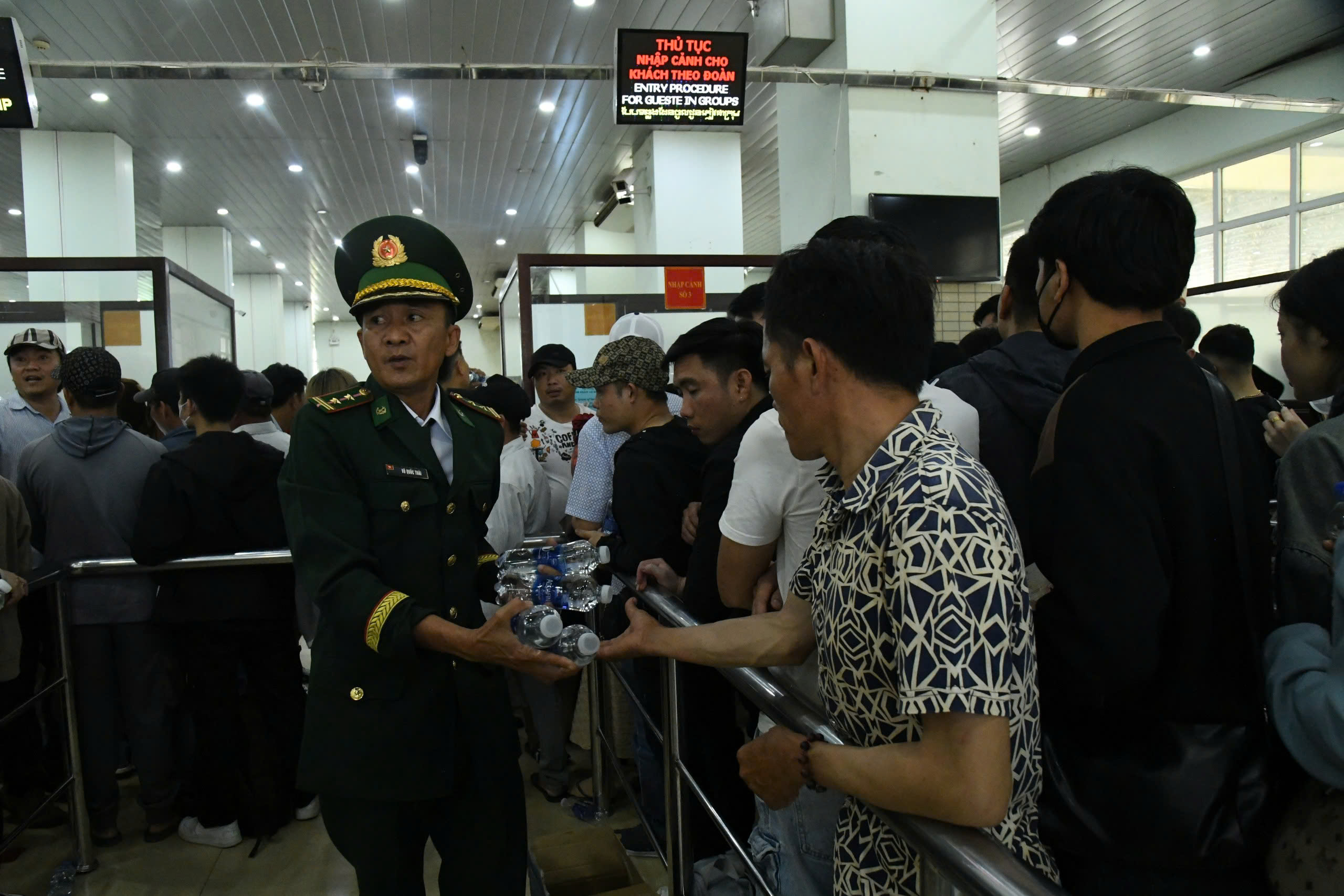 L&yacute; do cửa khẩu tại T&acirc;y Ninh bị gi&aacute;n đoạn hoạt động trong nhiều giờ - Ảnh 1.