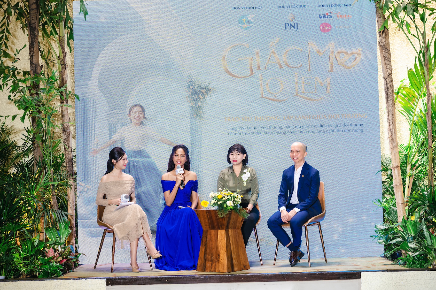 Hoa hậu H'Hen Niê xúc động kể về 'giấc mơ Lọ Lem' thời còn chăn bò - Ảnh 3.