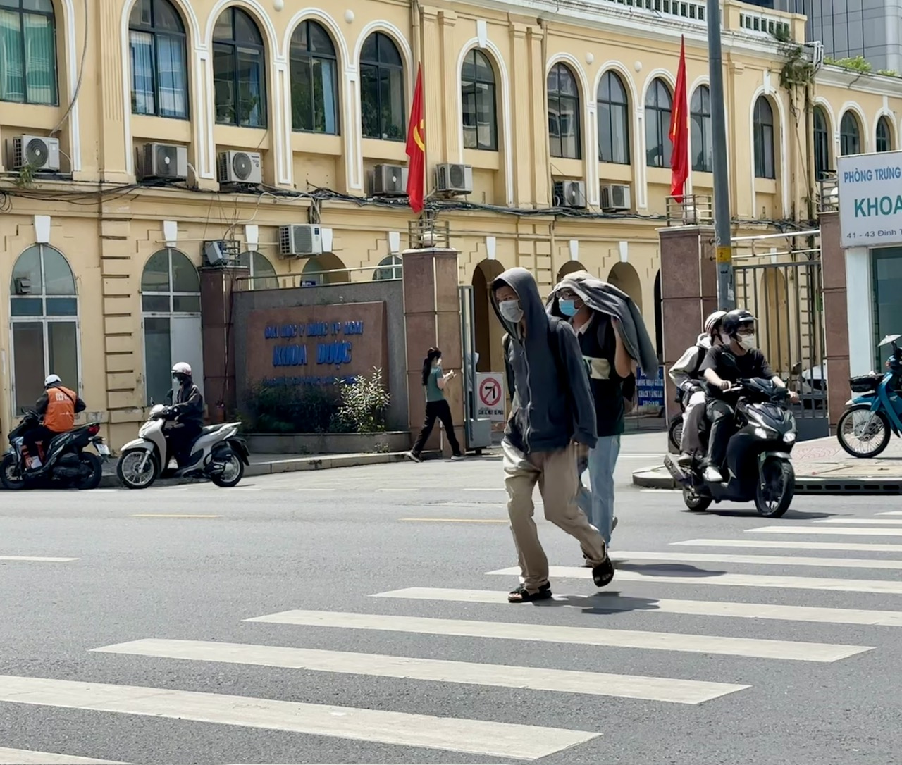 Nắng nóng gay gắt, TP.HCM hôm nay bao nhiêu độ?- Ảnh 3. Nắng nóng gay gắt, TP.HCM hôm nay bao nhiêu độ?- Ảnh 3.