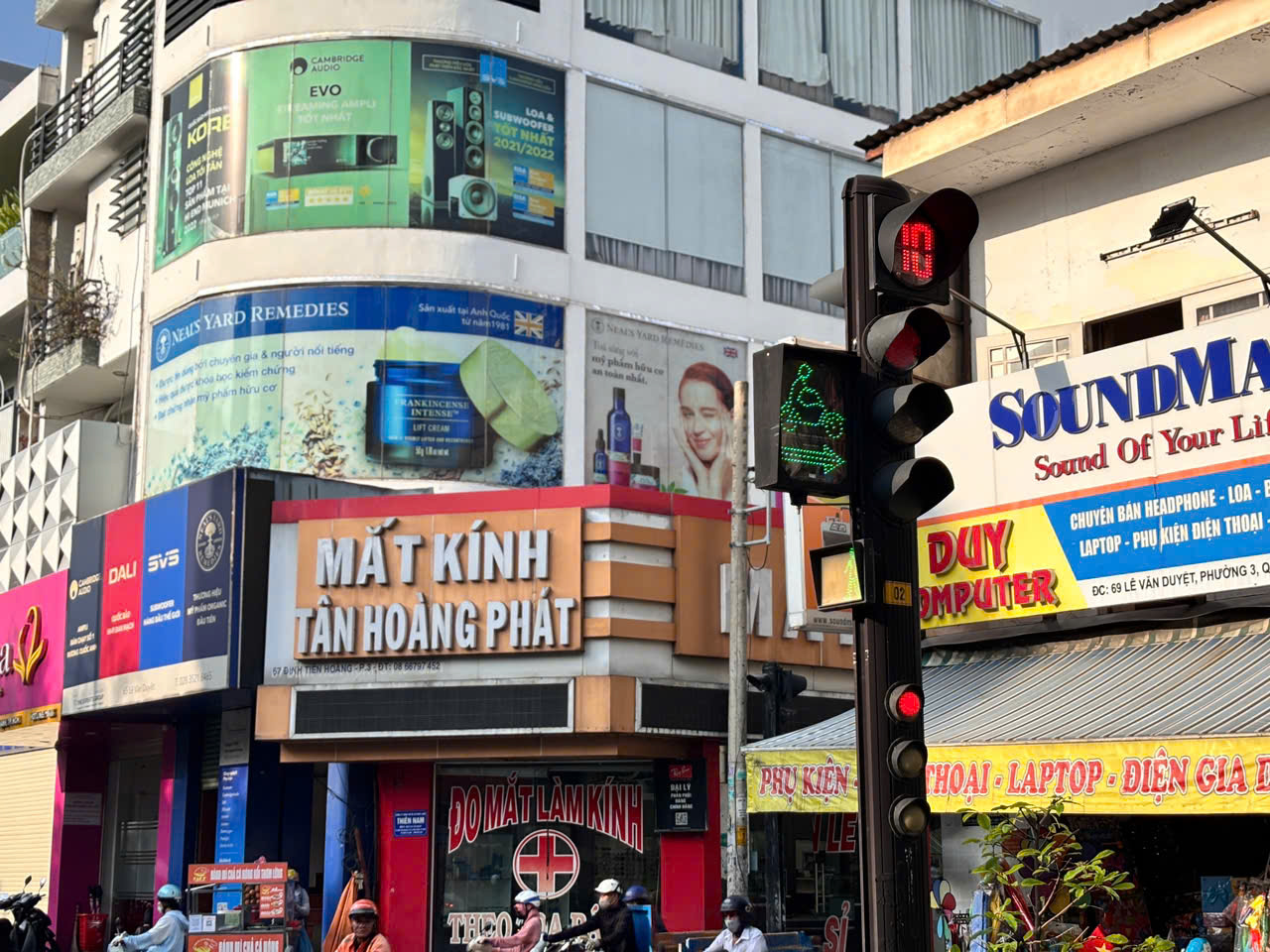 Đèn cho xe máy rẽ phải khi đèn đỏ mỗi nơi một kiểu: Đi sao cho đúng? - Ảnh 6.