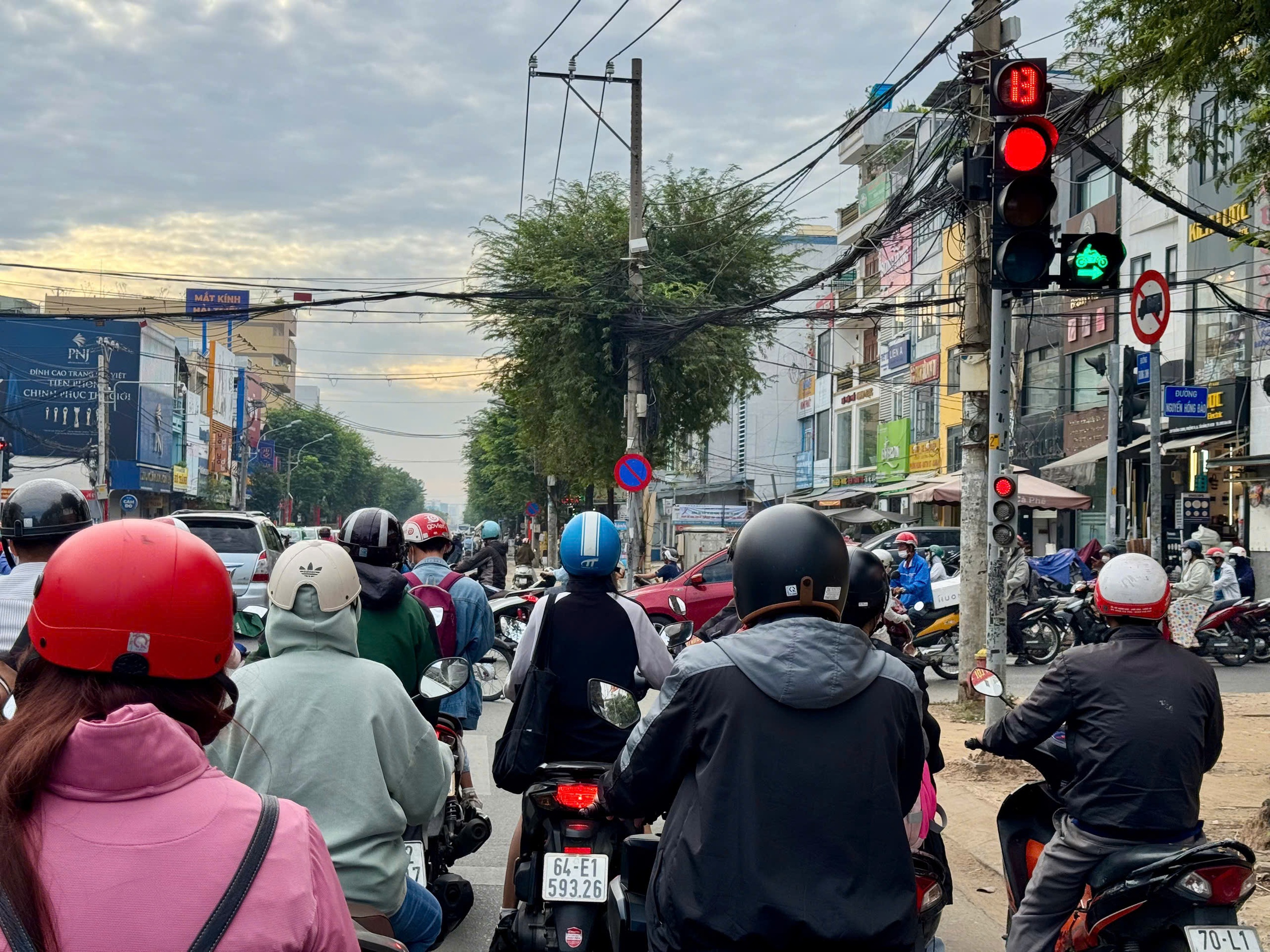 Đèn cho xe máy rẽ phải khi đèn đỏ mỗi nơi một kiểu: Đi sao cho đúng? - Ảnh 5.