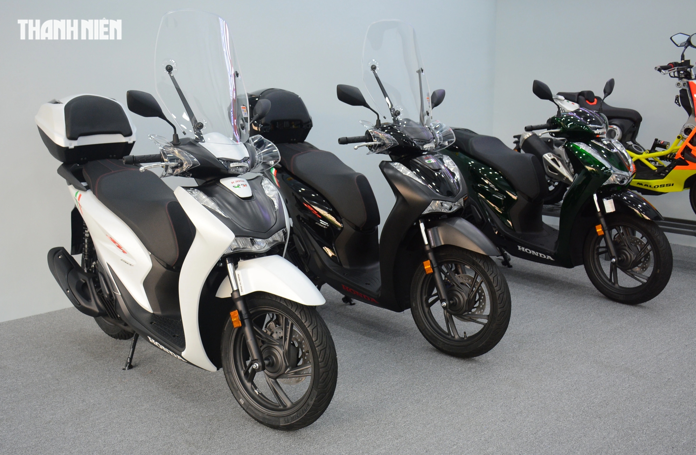 Xe máy xăng nhập khẩu ồ ạt giảm giá, khách mua được tặng kèm xe điện - Ảnh 2.