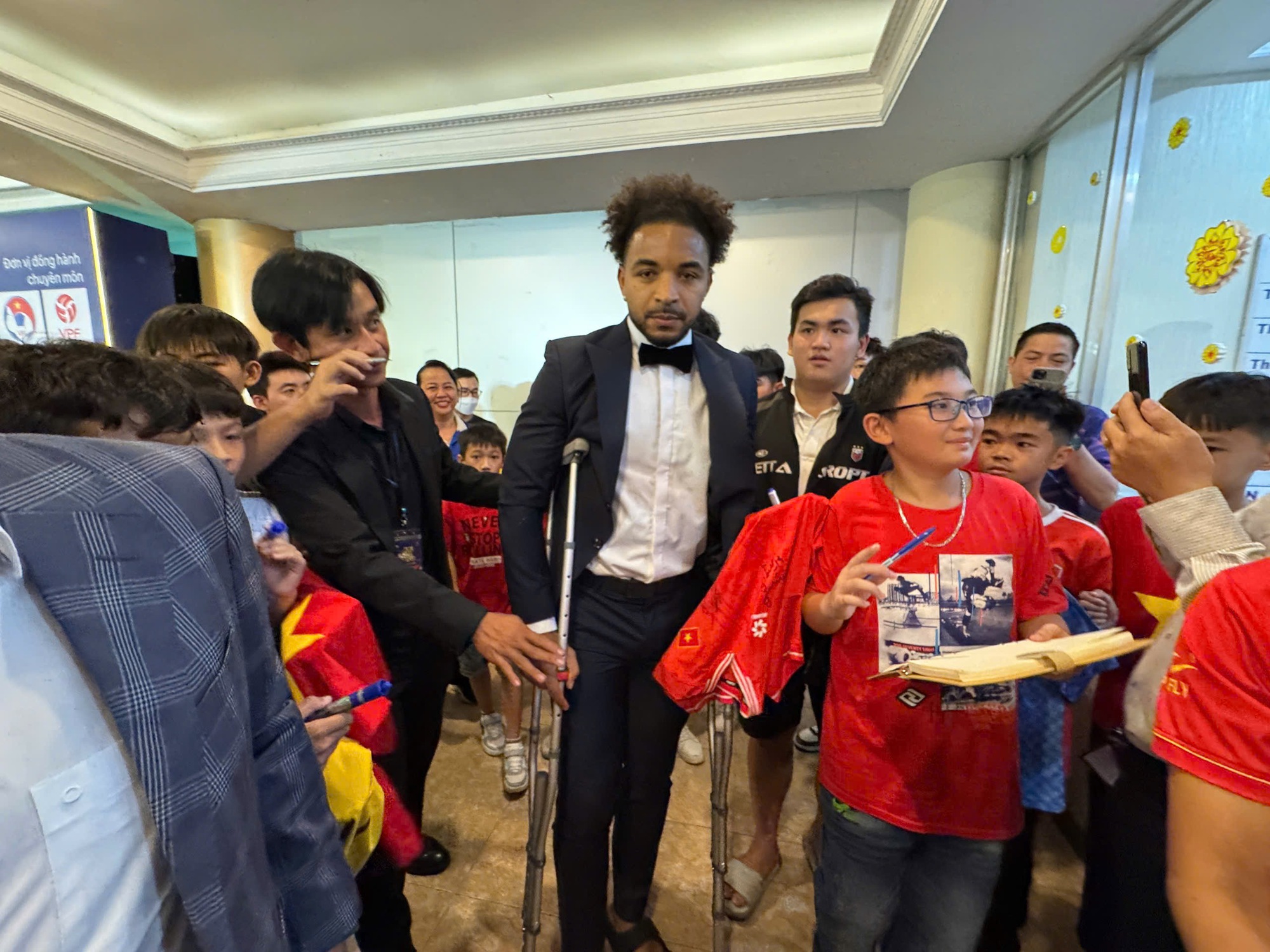 Fan bao vây Tiến Linh, phát cuồng vì Xuân Son: Gala Quả bóng vàng Việt Nam nóng!- Ảnh 5. Fan bao vây Tiến Linh, phát cuồng vì Xuân Son: Gala Quả bóng vàng Việt Nam nóng!- Ảnh 5.