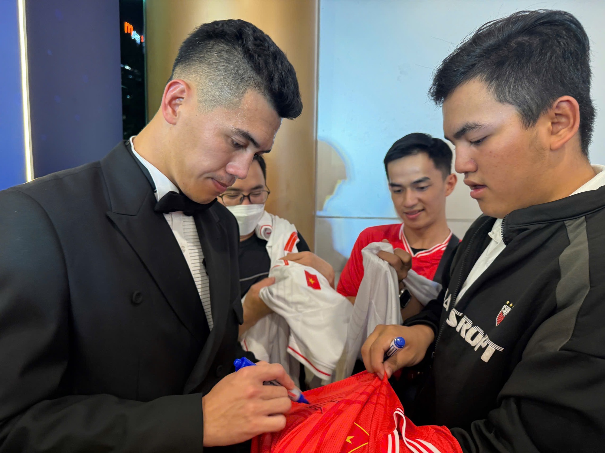 Fan bao vây Tiến Linh, phát cuồng vì Xuân Son: Gala Quả bóng vàng Việt Nam nóng!- Ảnh 2. Fan bao vây Tiến Linh, phát cuồng vì Xuân Son: Gala Quả bóng vàng Việt Nam nóng!- Ảnh 2.