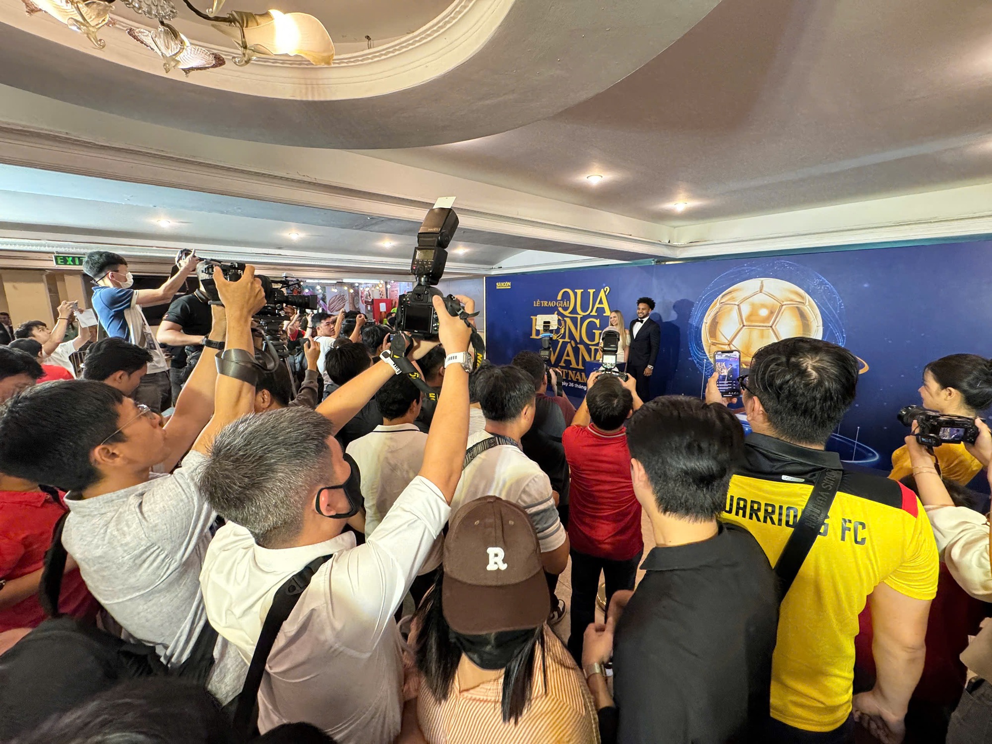 Fan bao vây Tiến Linh, phát cuồng vì Xuân Son: Gala Quả bóng vàng Việt Nam nóng!- Ảnh 4. Fan bao vây Tiến Linh, phát cuồng vì Xuân Son: Gala Quả bóng vàng Việt Nam nóng!- Ảnh 4.
