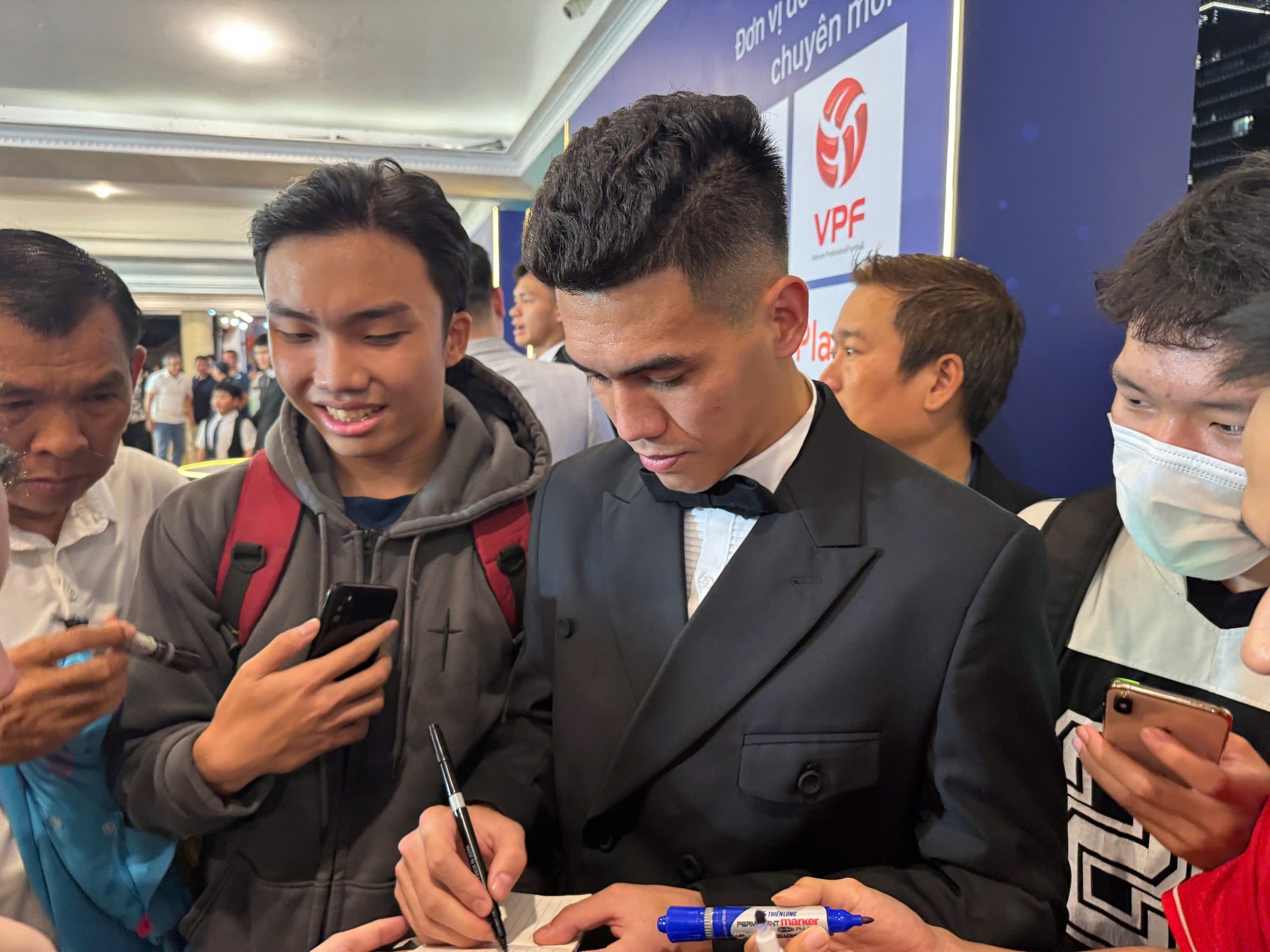 Fan bao vây Tiến Linh, phát cuồng vì Xuân Son: Gala Quả bóng vàng Việt Nam nóng!- Ảnh 7. Fan bao vây Tiến Linh, phát cuồng vì Xuân Son: Gala Quả bóng vàng Việt Nam nóng!- Ảnh 7.