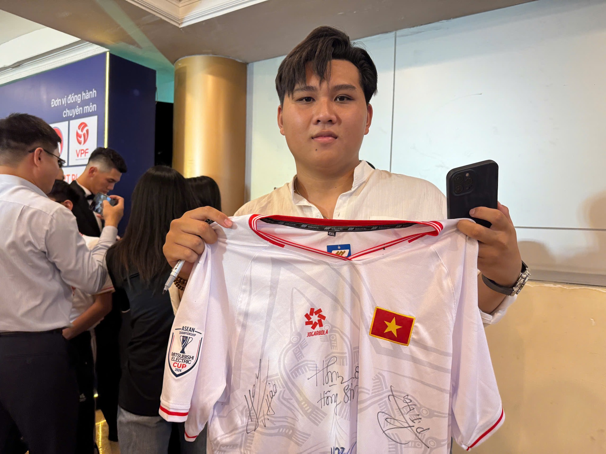 Fan bao vây Tiến Linh, phát cuồng vì Xuân Son: Gala Quả bóng vàng Việt Nam nóng!- Ảnh 6. Fan bao vây Tiến Linh, phát cuồng vì Xuân Son: Gala Quả bóng vàng Việt Nam nóng!- Ảnh 6.
