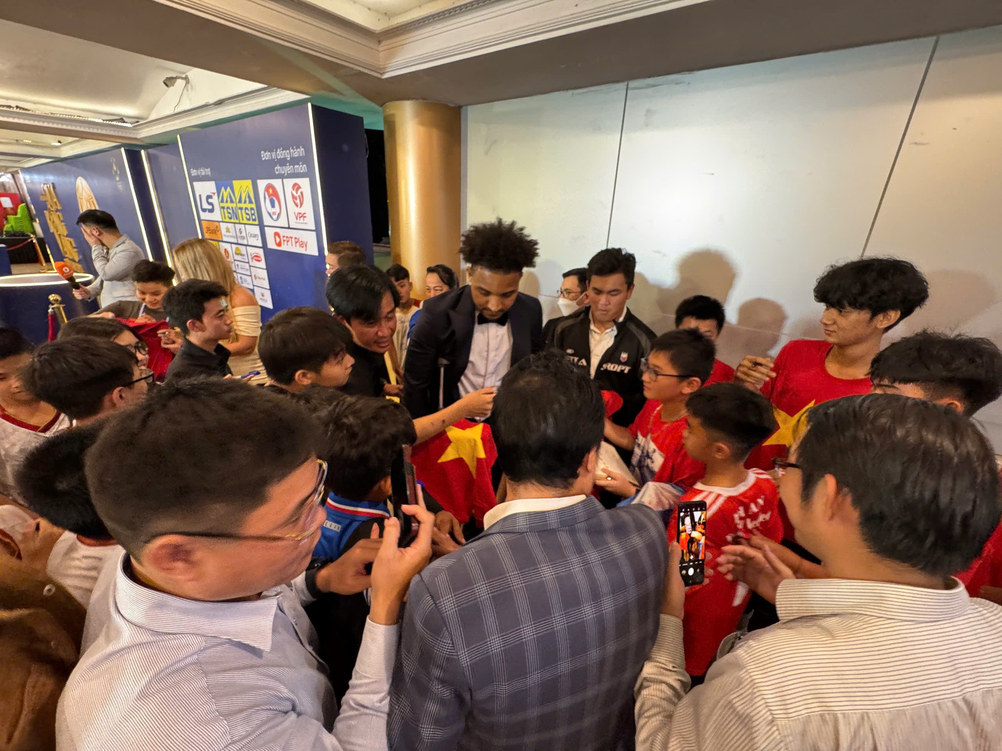 Fan bao vây Tiến Linh, phát cuồng vì Xuân Son: Gala Quả bóng vàng Việt Nam nóng!- Ảnh 3. Fan bao vây Tiến Linh, phát cuồng vì Xuân Son: Gala Quả bóng vàng Việt Nam nóng!- Ảnh 3.