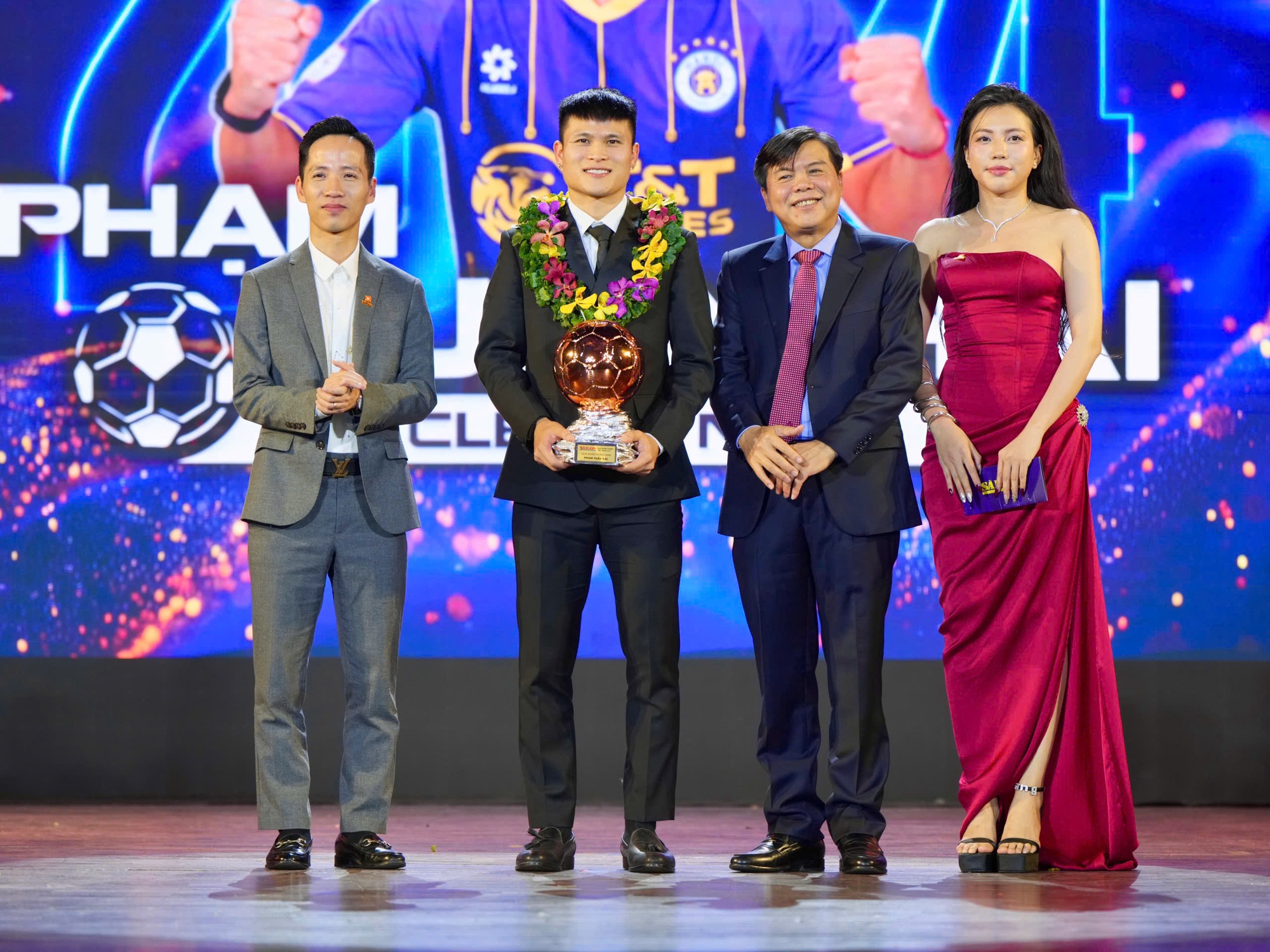 Tiến Linh chinh phục thành công Quả bóng vàng Việt Nam 2024, Hoàng Đức giành Quả bóng bạc- Ảnh 9. Tiến Linh chinh phục thành công Quả bóng vàng Việt Nam 2024, Hoàng Đức giành Quả bóng bạc- Ảnh 9.