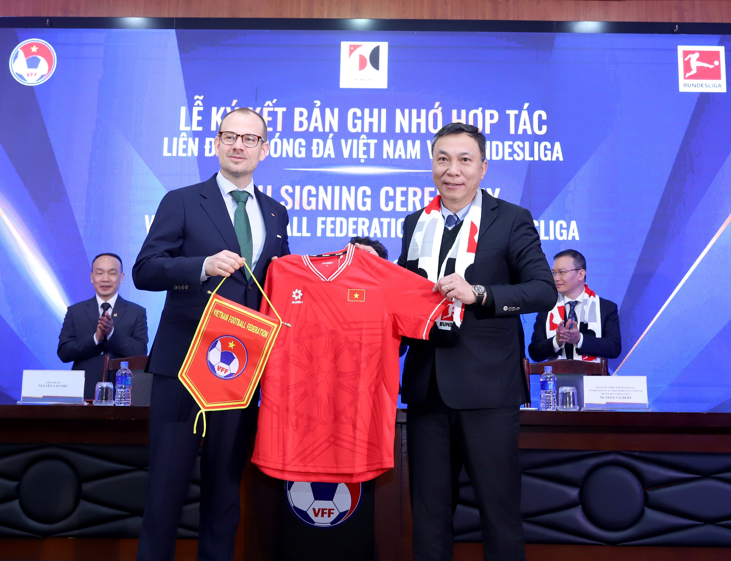 Cú bắt tay ngoạn mục của VFF với Bundesliga: U.17 và U.20 Việt Nam sang Đức tập huấn!- Ảnh 1. Cú bắt tay ngoạn mục của VFF với Bundesliga: U.17 và U.20 Việt Nam sang Đức tập huấn!- Ảnh 1.