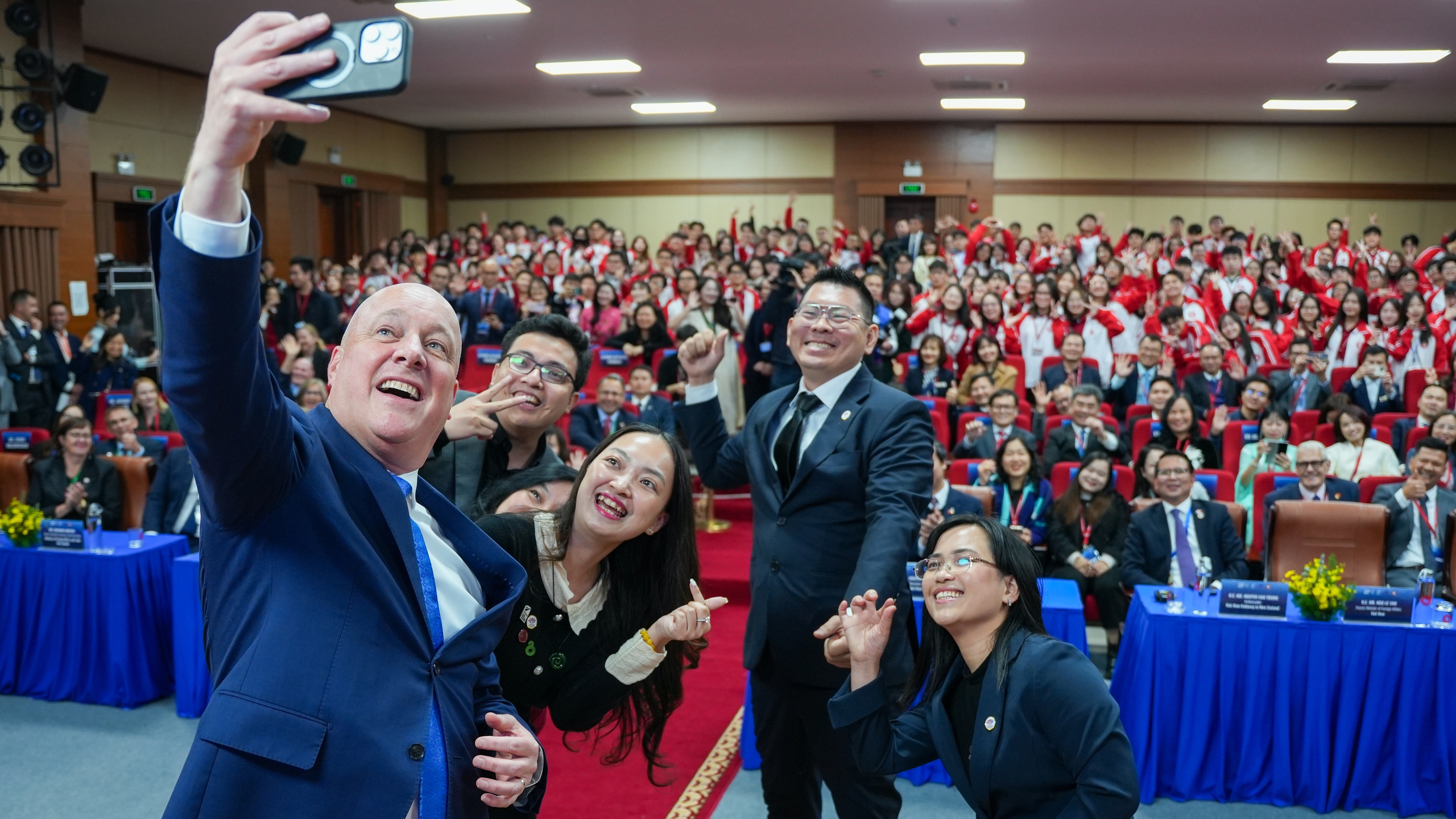 Thủ tướng New Zealand 'selfie' với sinh viên Trường ĐH Ngoại thương- Ảnh 1. Thủ tướng New Zealand 'selfie' với sinh viên Trường ĐH Ngoại thương- Ảnh 1.