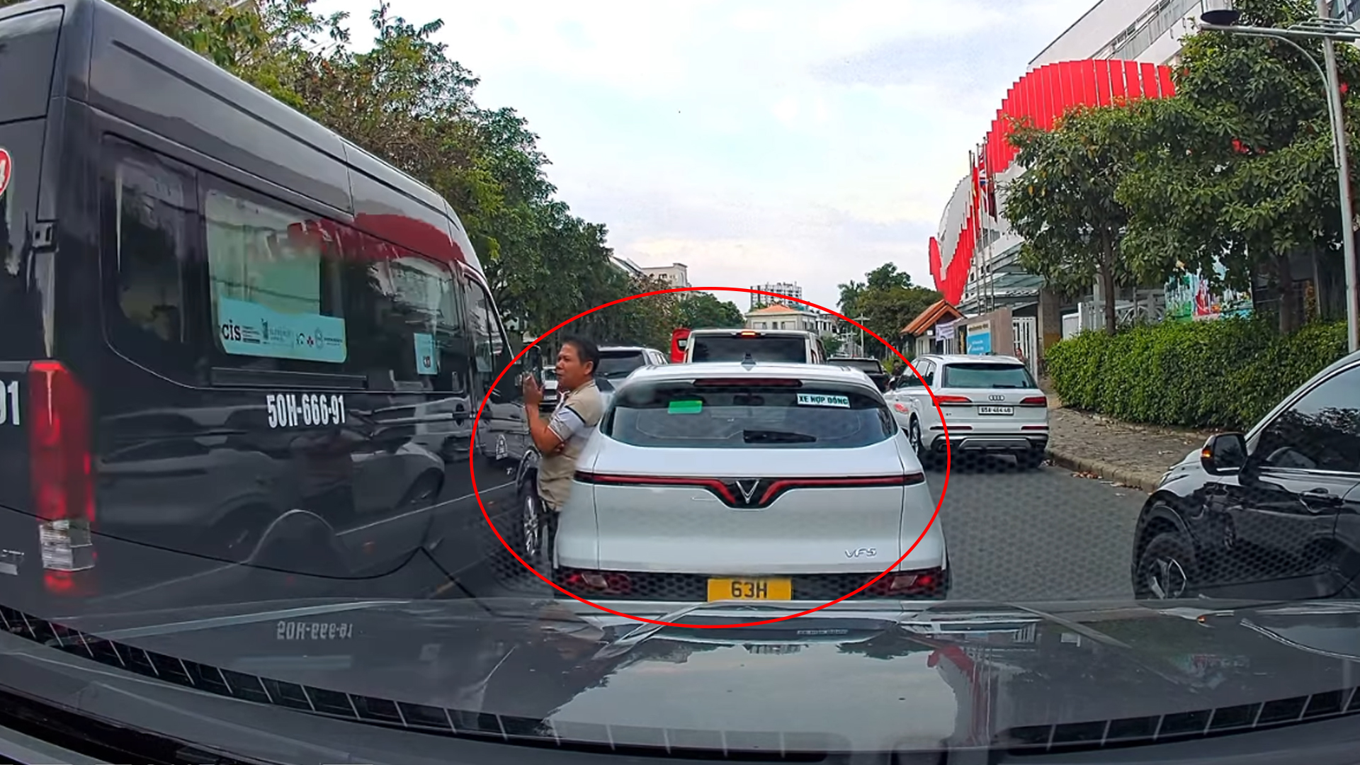 'Bó tay' tài xế ngang nhiên dừng xe giữa đường, đứng... hút thuốc - Ảnh 1.