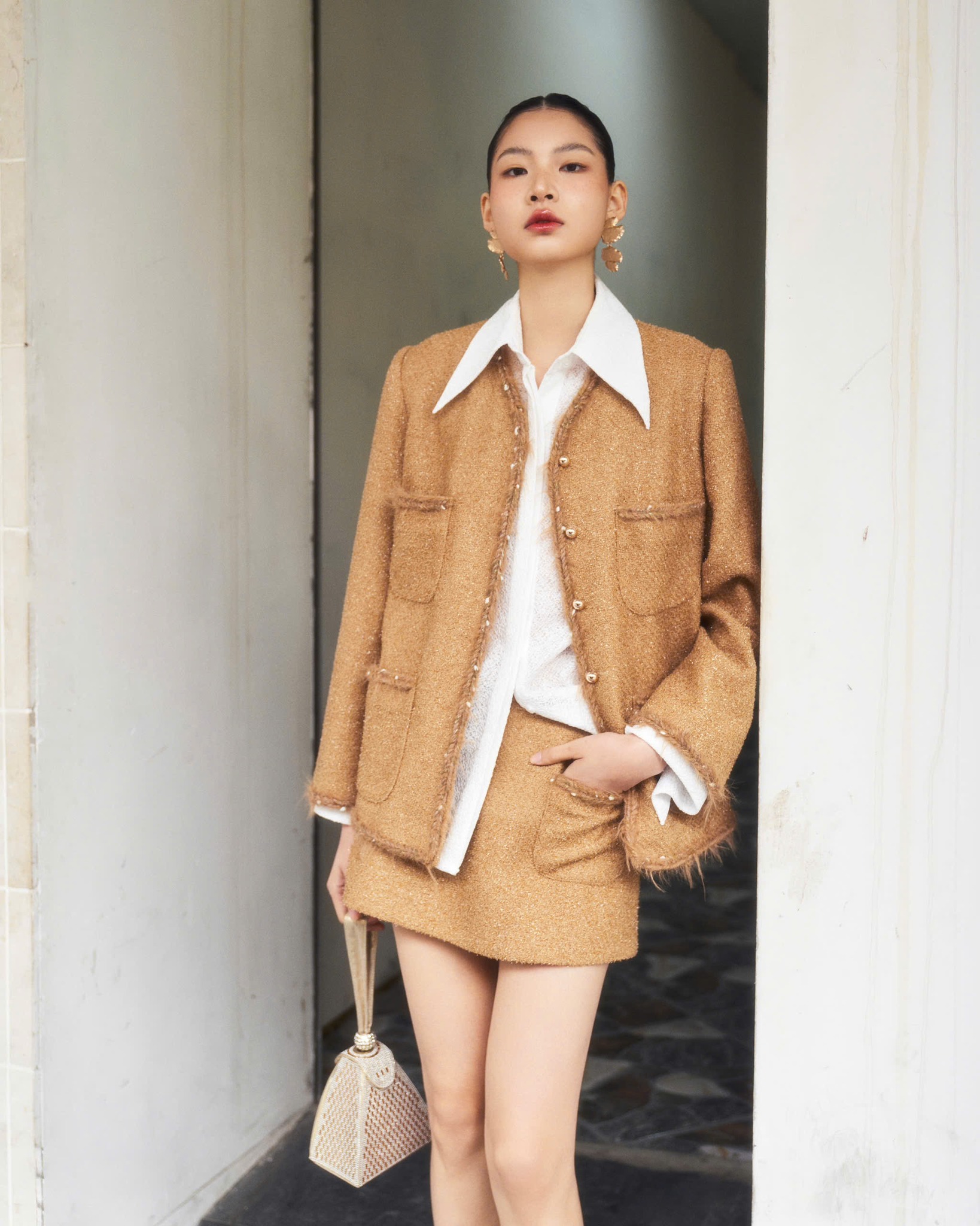Berdandan bergaya sepanjang minggu dengan fesyen minimalis - Foto 2. Lên đồ sang xịn cả tuần với thời trang tối giản- Ảnh 2.