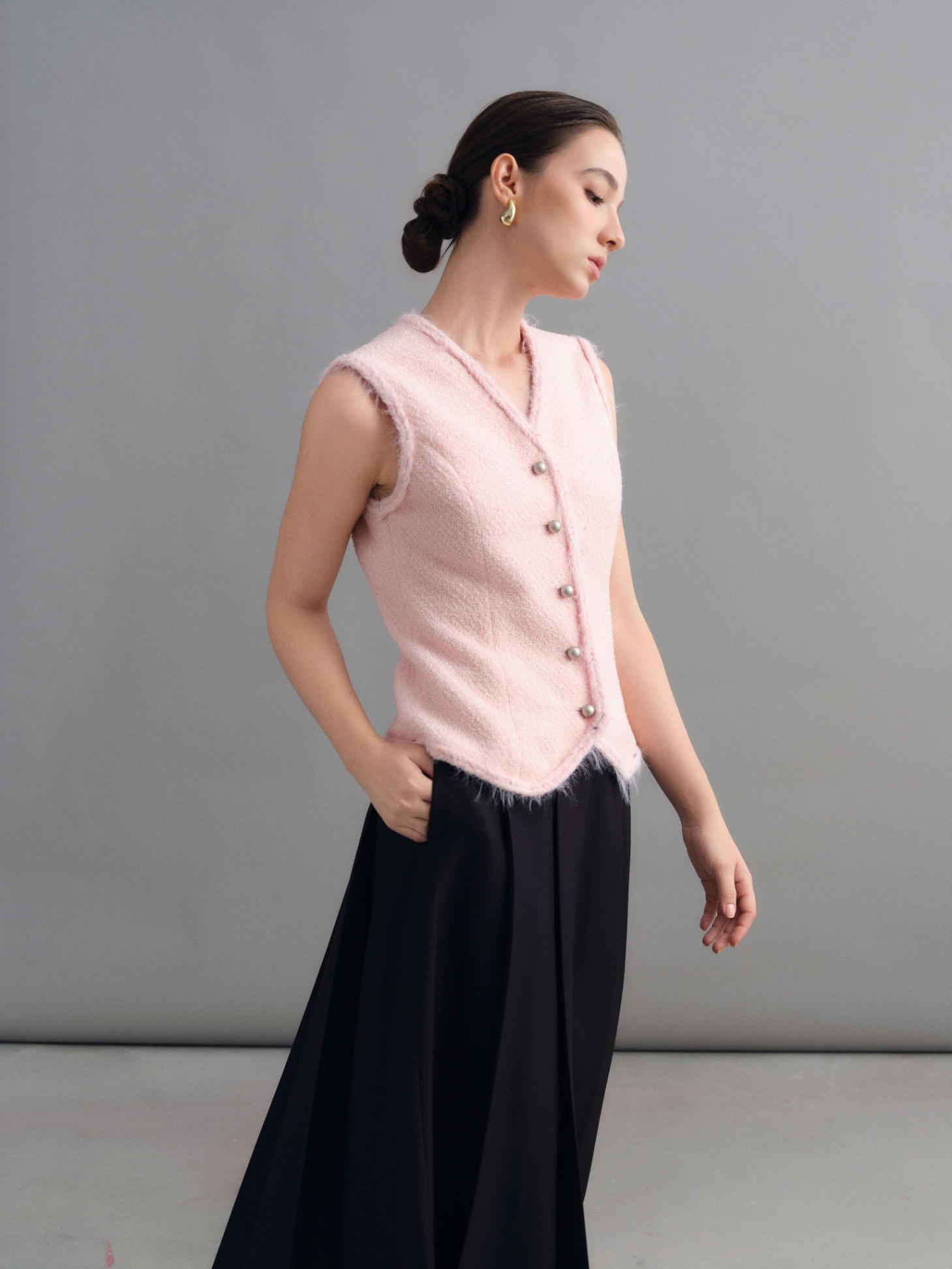 Berdandan bergaya sepanjang minggu dengan fesyen minimalis - Foto 4. Lên đồ sang xịn cả tuần với thời trang tối giản- Ảnh 4.