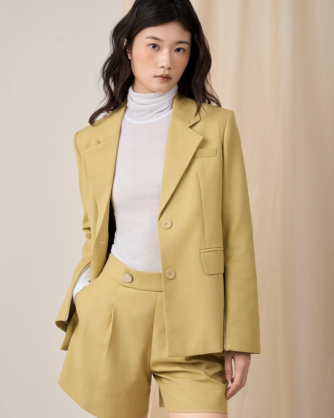 Berdandan bergaya sepanjang minggu dengan fesyen minimalis - Foto 11. Lên đồ sang xịn cả tuần với thời trang tối giản- Ảnh 11.
