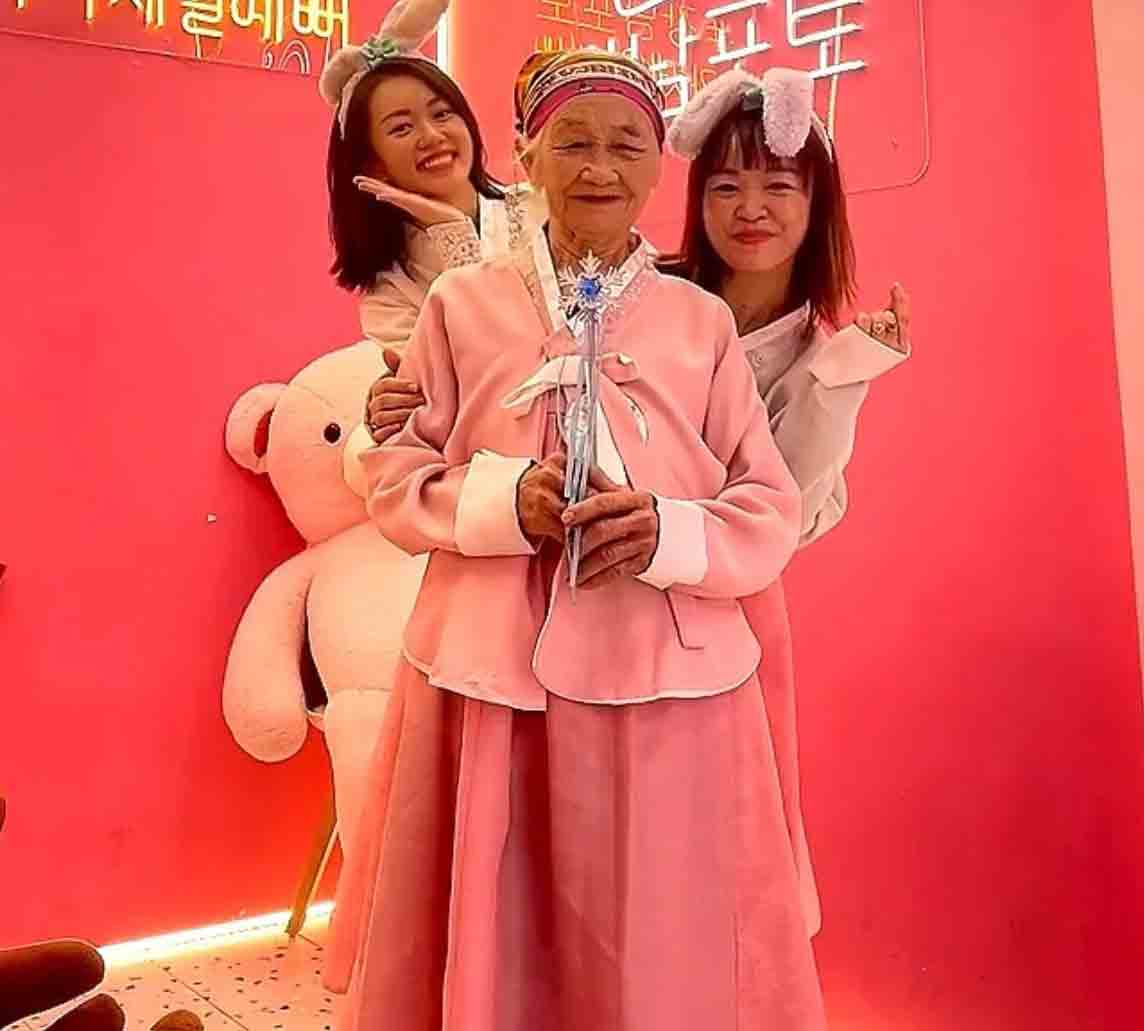'Bé bà quàng khăn đỏ' U.90 gây sốt mạng với clip triệu view
- Ảnh 1. 'Bé bà quàng khăn đỏ' U.90 gây sốt mạng với clip triệu view
- Ảnh 1.