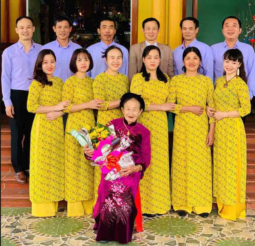 'Bé bà quàng khăn đỏ' U.90 gây sốt mạng với clip triệu view
- Ảnh 3. 'Bé bà quàng khăn đỏ' U.90 gây sốt mạng với clip triệu view
- Ảnh 3.