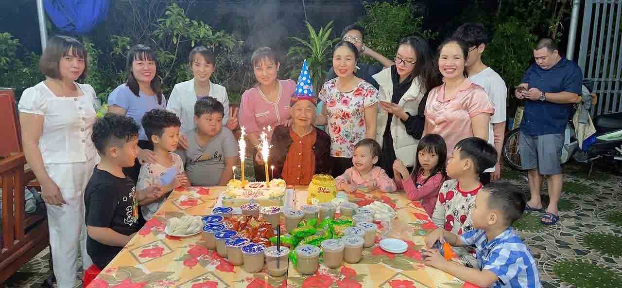 'Bé bà quàng khăn đỏ' U.90 gây sốt mạng với clip triệu view
- Ảnh 4. 'Bé bà quàng khăn đỏ' U.90 gây sốt mạng với clip triệu view
- Ảnh 4.