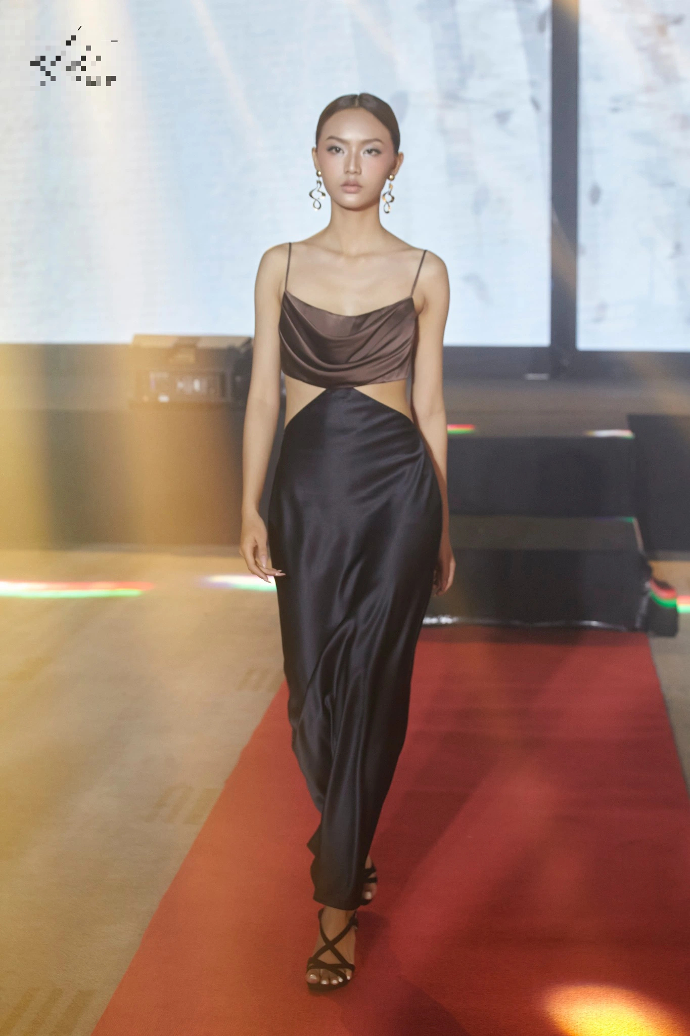 لباس مشکی، اغواکننده ترین لباسی که هر زنی به آن نیاز دارد - عکس ۷. Đầm đen, trang phục quyến rũ nhất mà mọi phụ nữ đều cần- Ảnh 7.