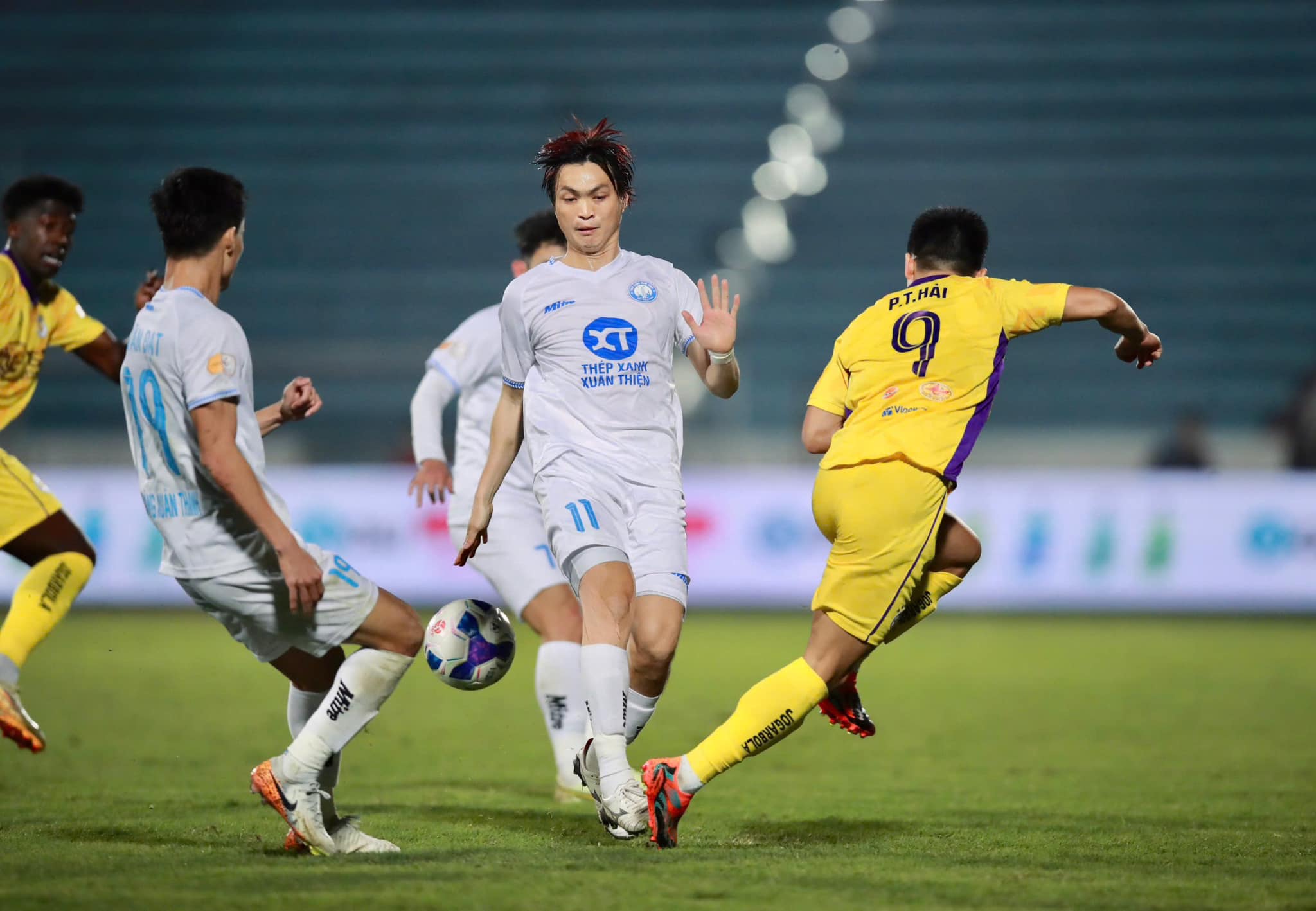 Vòng 15 V-League: Nhìn đâu cũng thấy đại chiến, VAR tất tả ‘chạy show’- Ảnh 1.