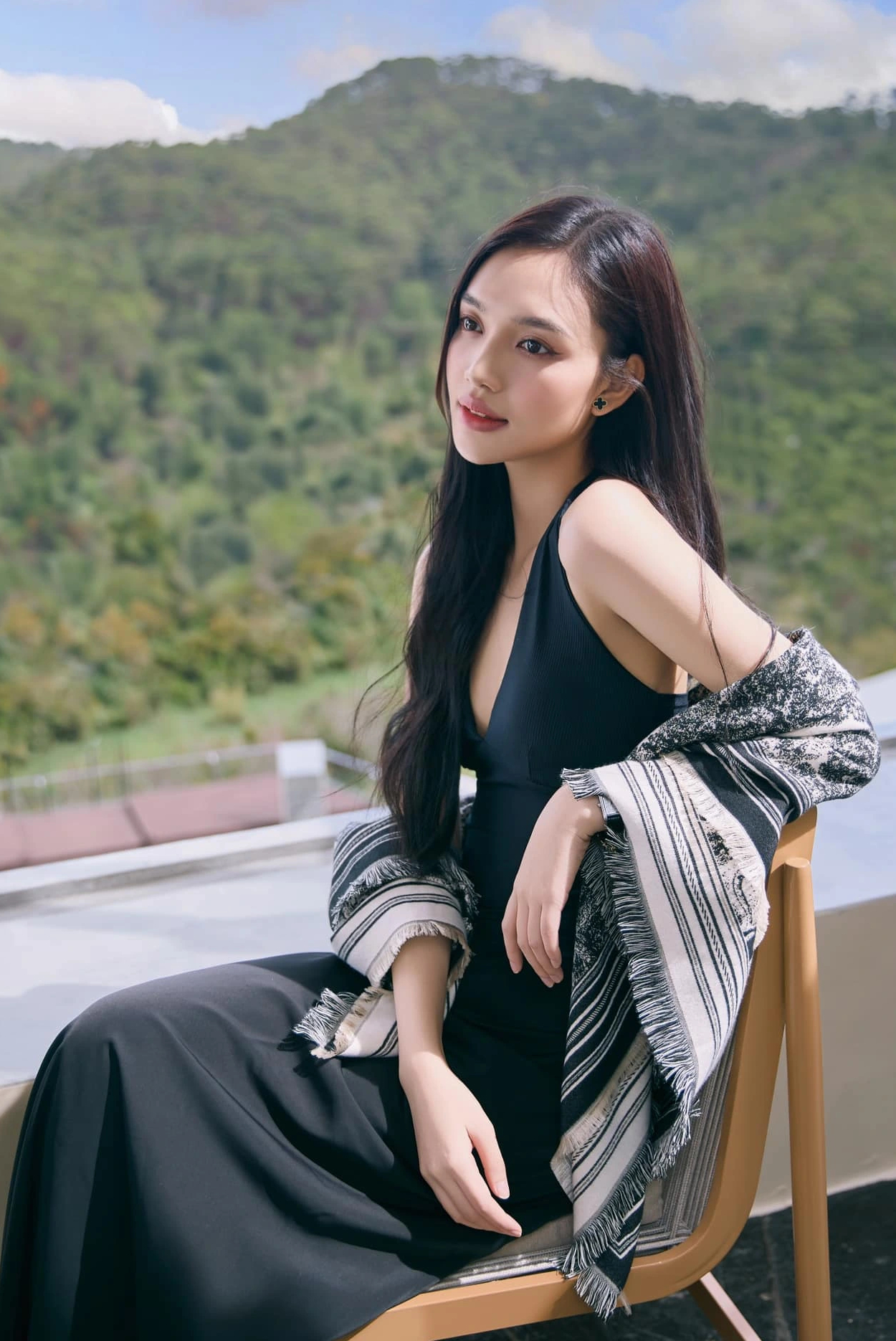 لباس مشکی، اغواکننده ترین لباسی که هر زنی به آن نیاز دارد - عکس ۴. Đầm đen, trang phục quyến rũ nhất mà mọi phụ nữ đều cần- Ảnh 4.