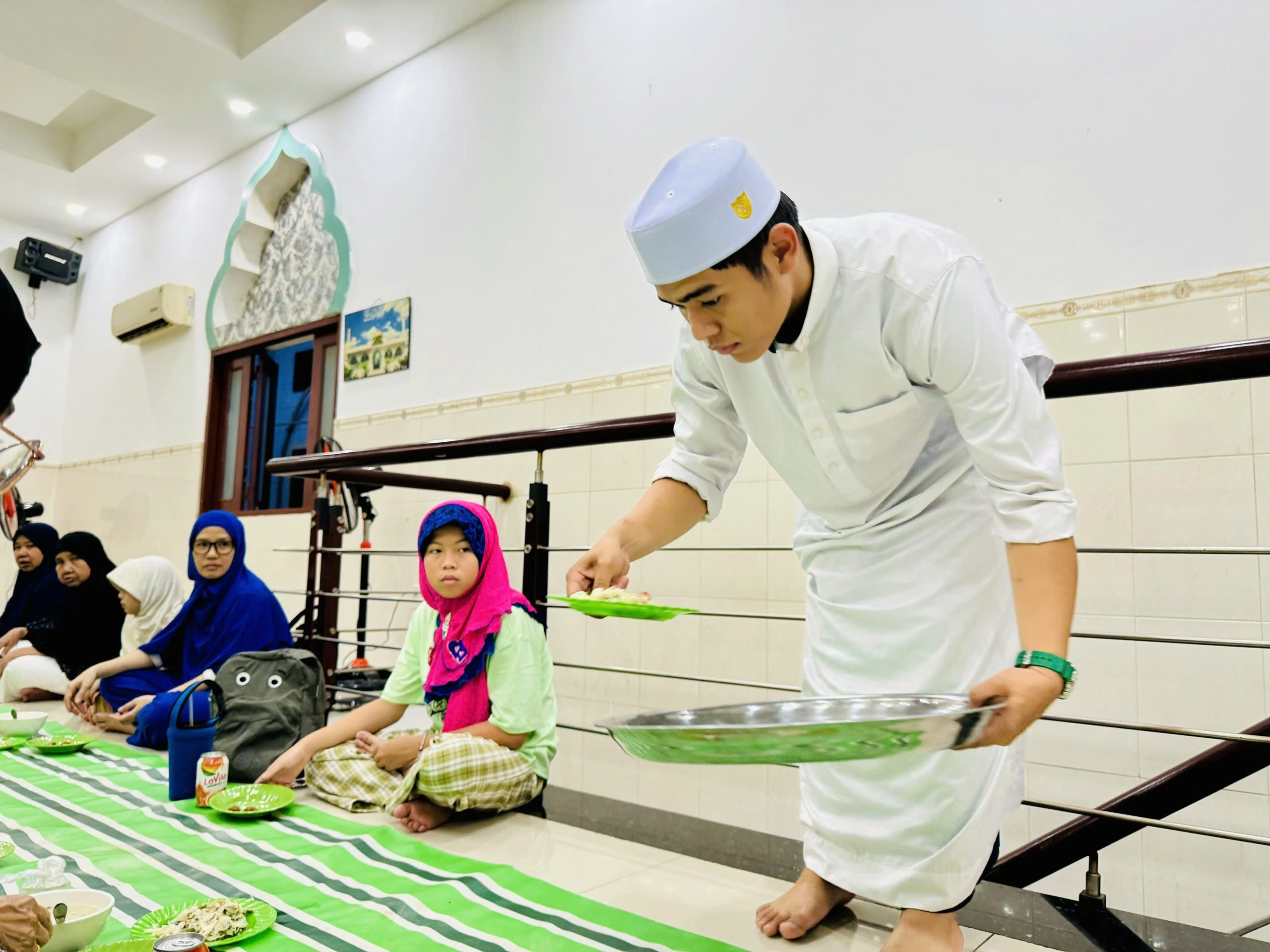 Người Hồi giáo ở TP.HCM bắt đầu tháng Ramadan: Nhịn ăn uống từ khi mặt trời mọc- Ảnh 2.