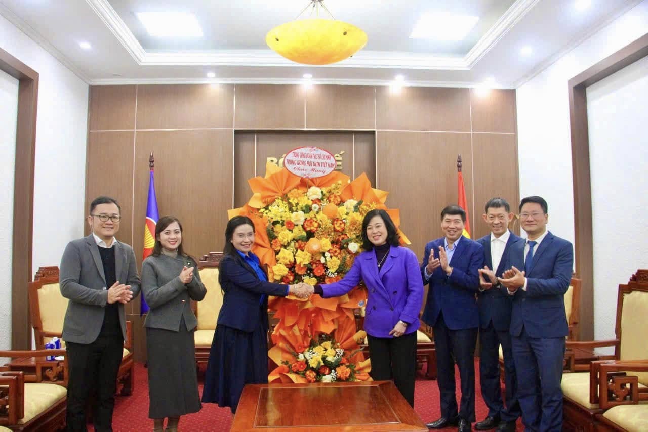 T.Ư Đoàn chúc mừng Bộ Y tế và thăm gia đình liệt sĩ Đặng Thùy Trâm- Ảnh 2. T.Ư Đoàn chúc mừng Bộ Y tế và thăm gia đình liệt sĩ Đặng Thùy Trâm- Ảnh 2.