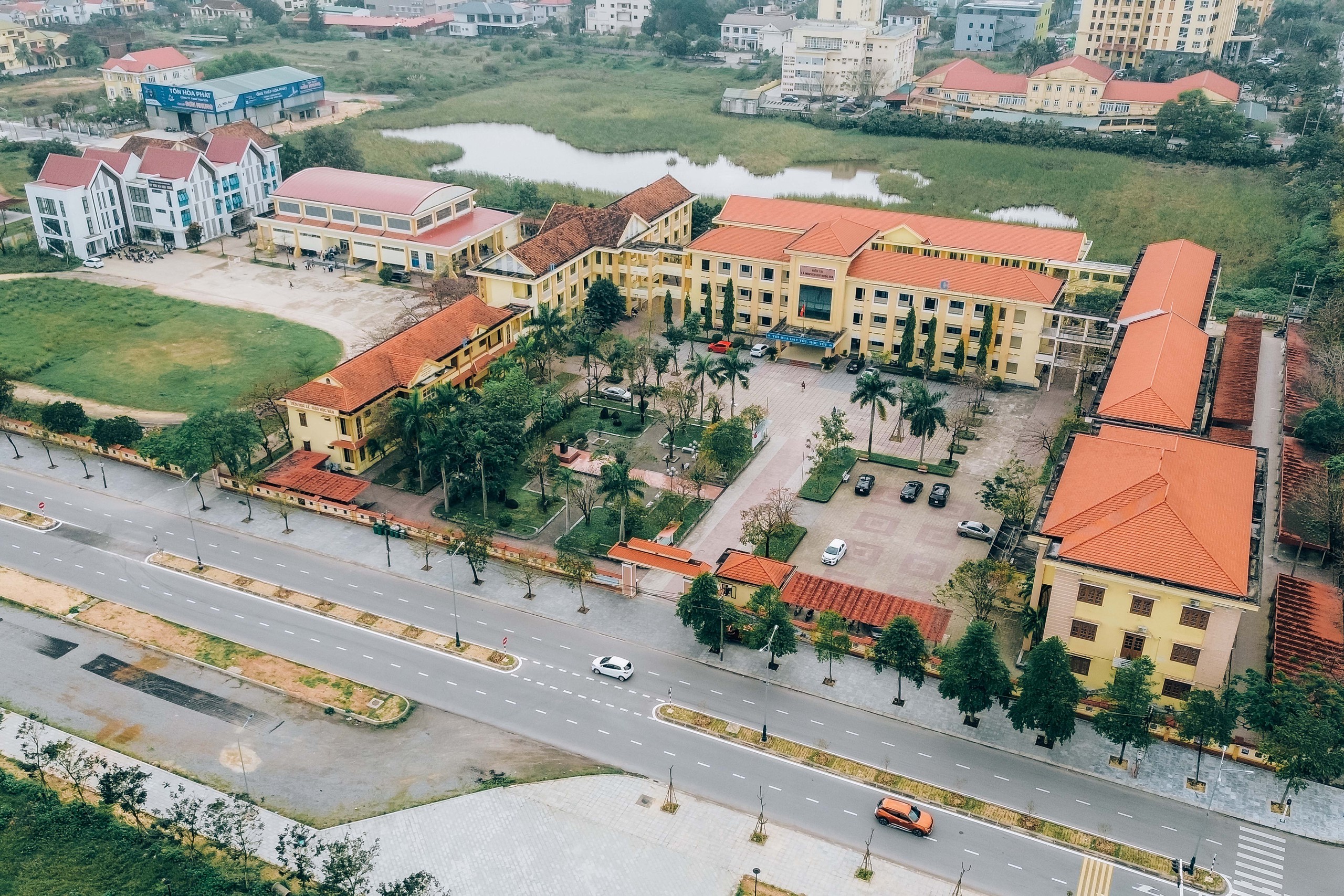 Ngắm ngôi trường mang tên Đại tướng Võ Nguyên Giáp, nơi tổ chức Tư vấn mùa thi- Ảnh 1.