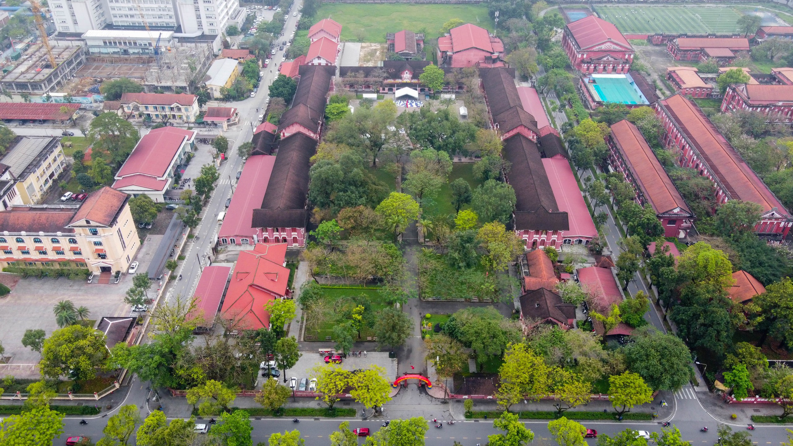 Thăm ‘ngôi trường hồng' bên bờ sông Hương, nơi sắp diễn ra tư vấn mùa thi- Ảnh 1.